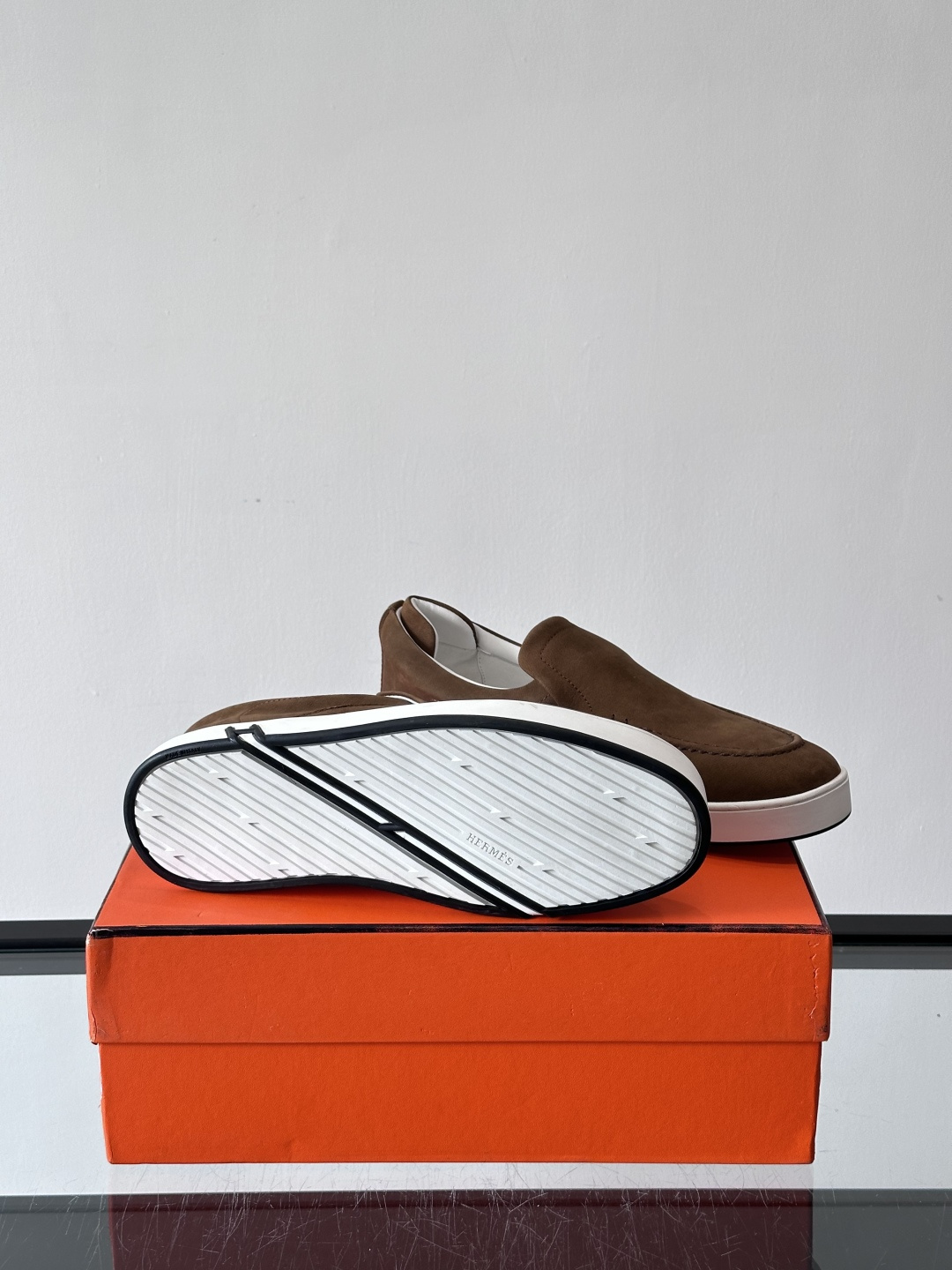 Hermes Horsens 休闲鞋爱马仕Horsens系列休闲鞋，绒面皮革。简约低调又有质感。鞋面“H