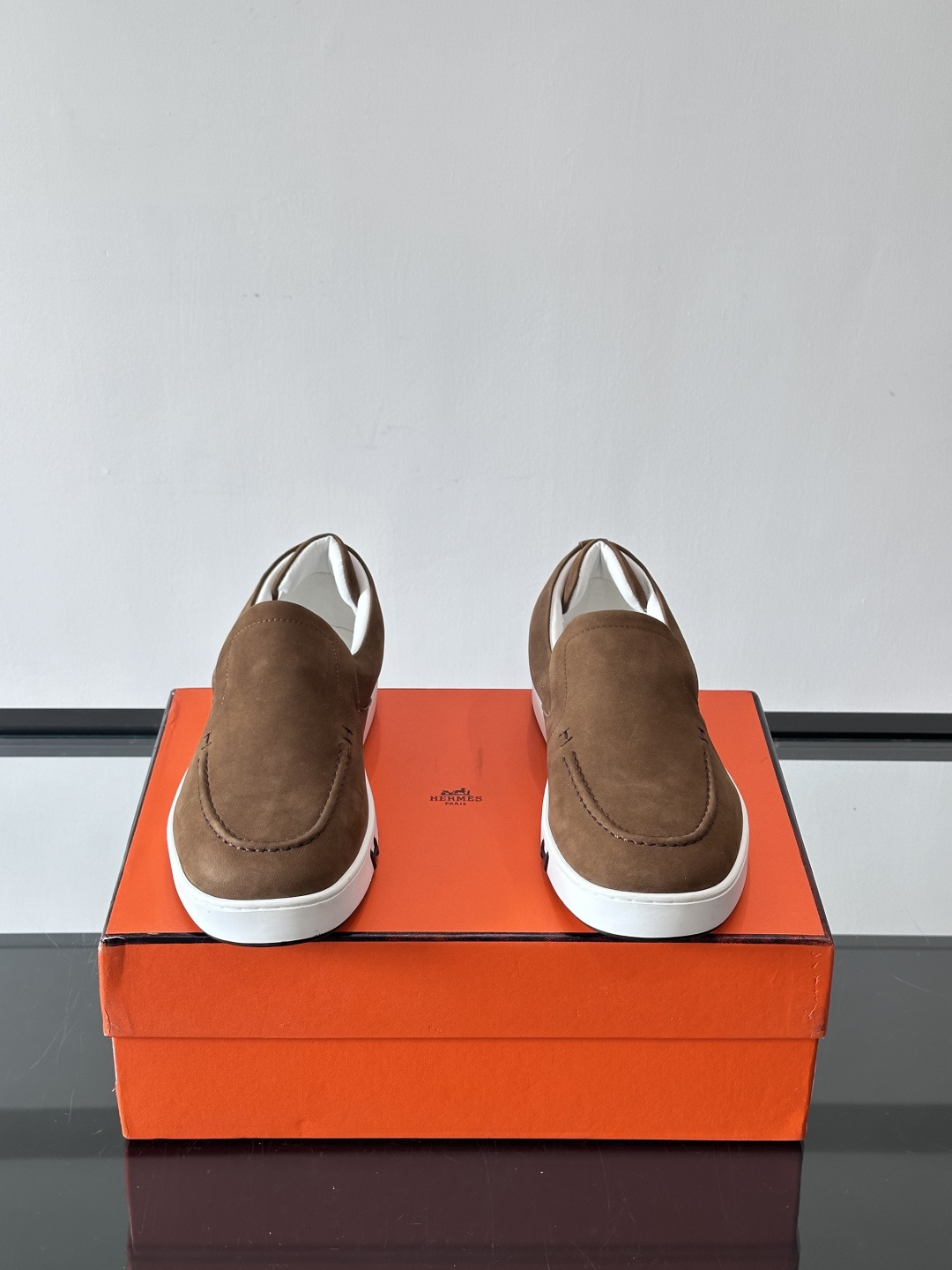 Hermes Horsens 休闲鞋爱马仕Horsens系列休闲鞋，绒面皮革。简约低调又有质感。鞋面“H