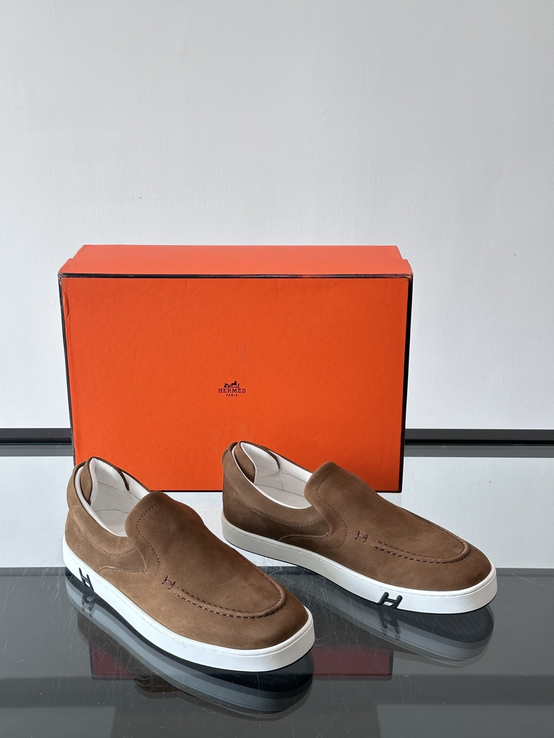 Hermes Horsens 休闲鞋爱马仕Horsens系列休闲鞋，绒面皮革。简约低调又有质感。鞋面“H