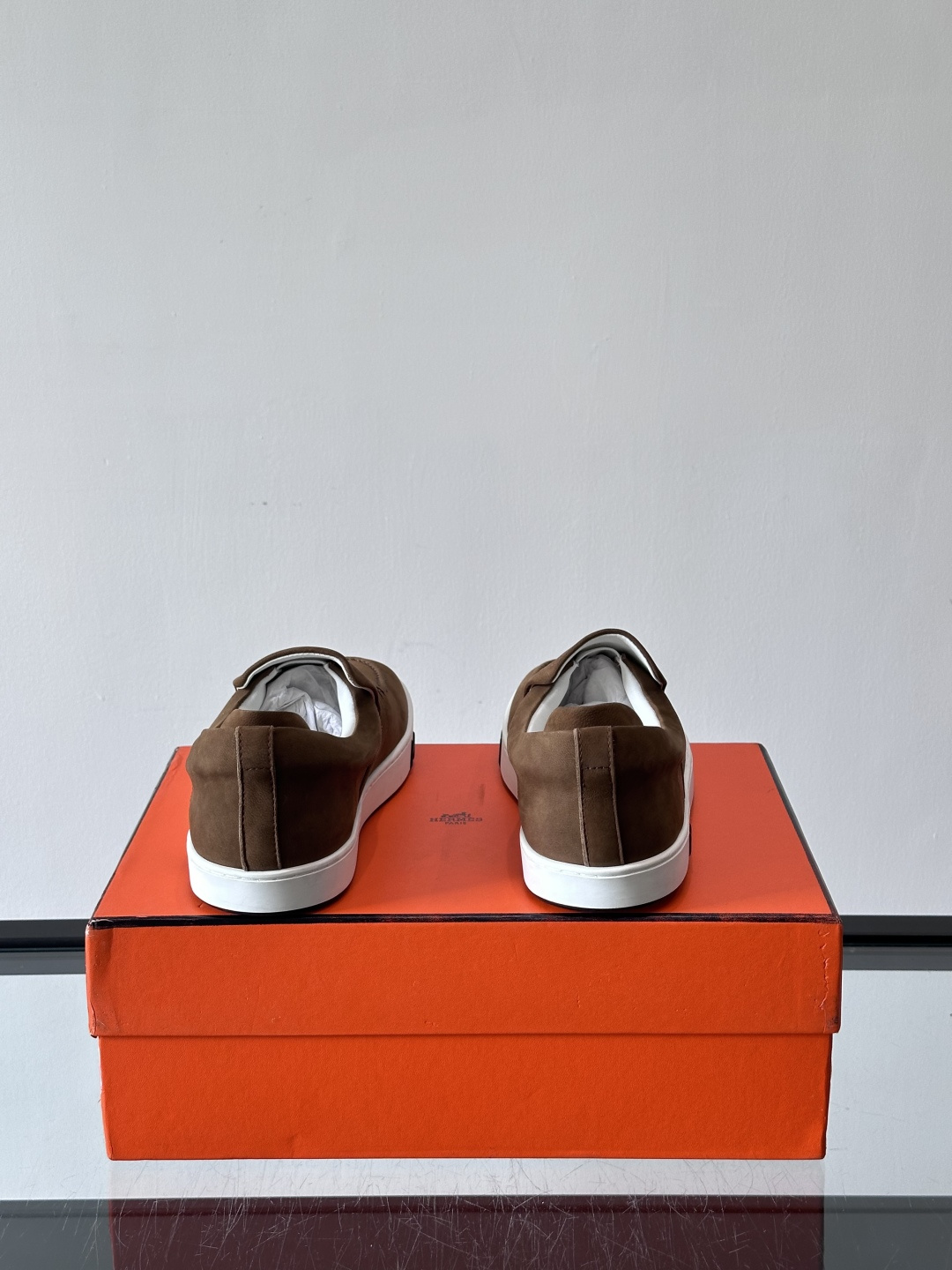 Hermes Horsens 休闲鞋爱马仕Horsens系列休闲鞋，绒面皮革。简约低调又有质感。鞋面“H