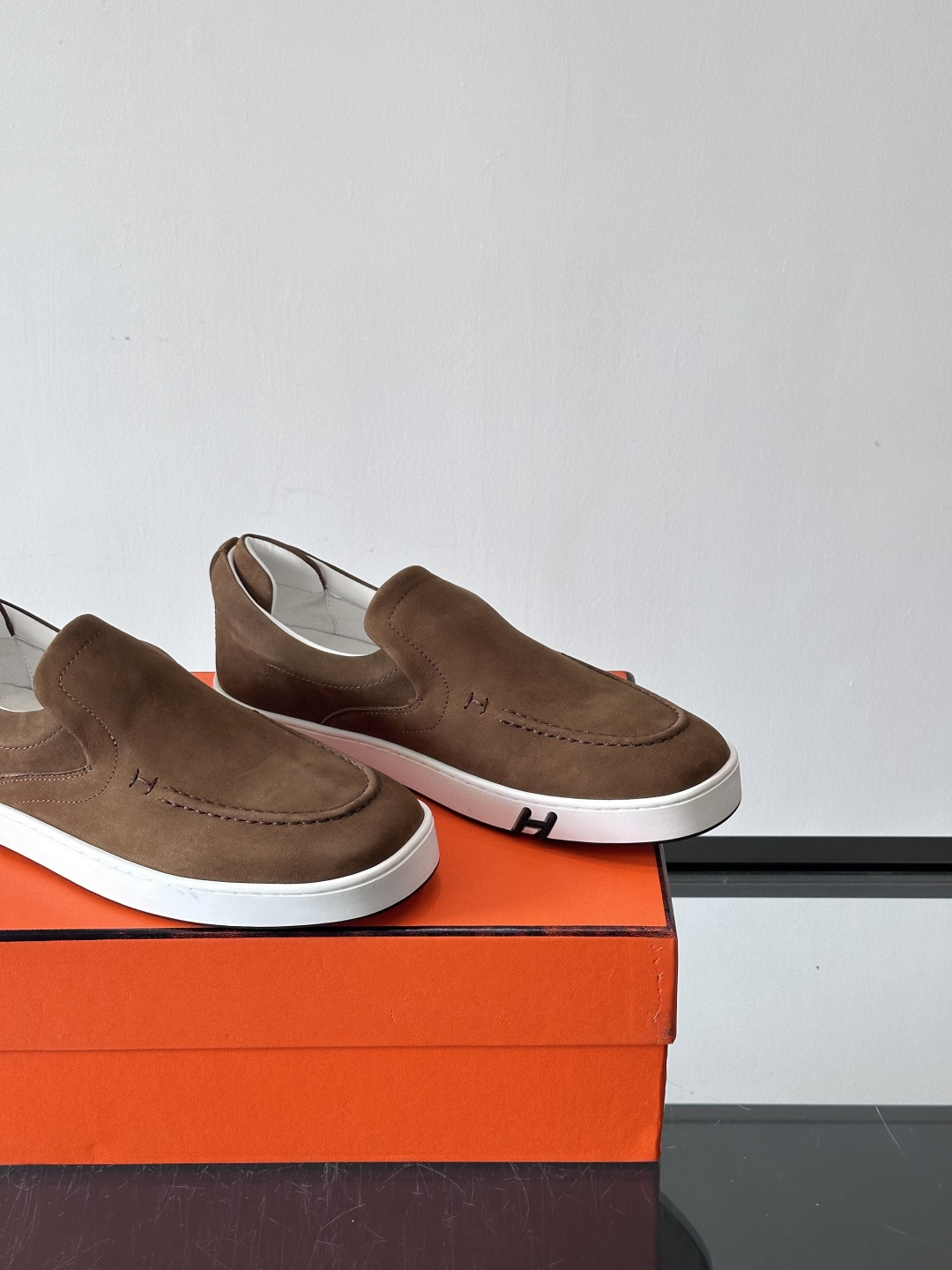 Hermes Horsens 休闲鞋爱马仕Horsens系列休闲鞋，绒面皮革。简约低调又有质感。鞋面“H