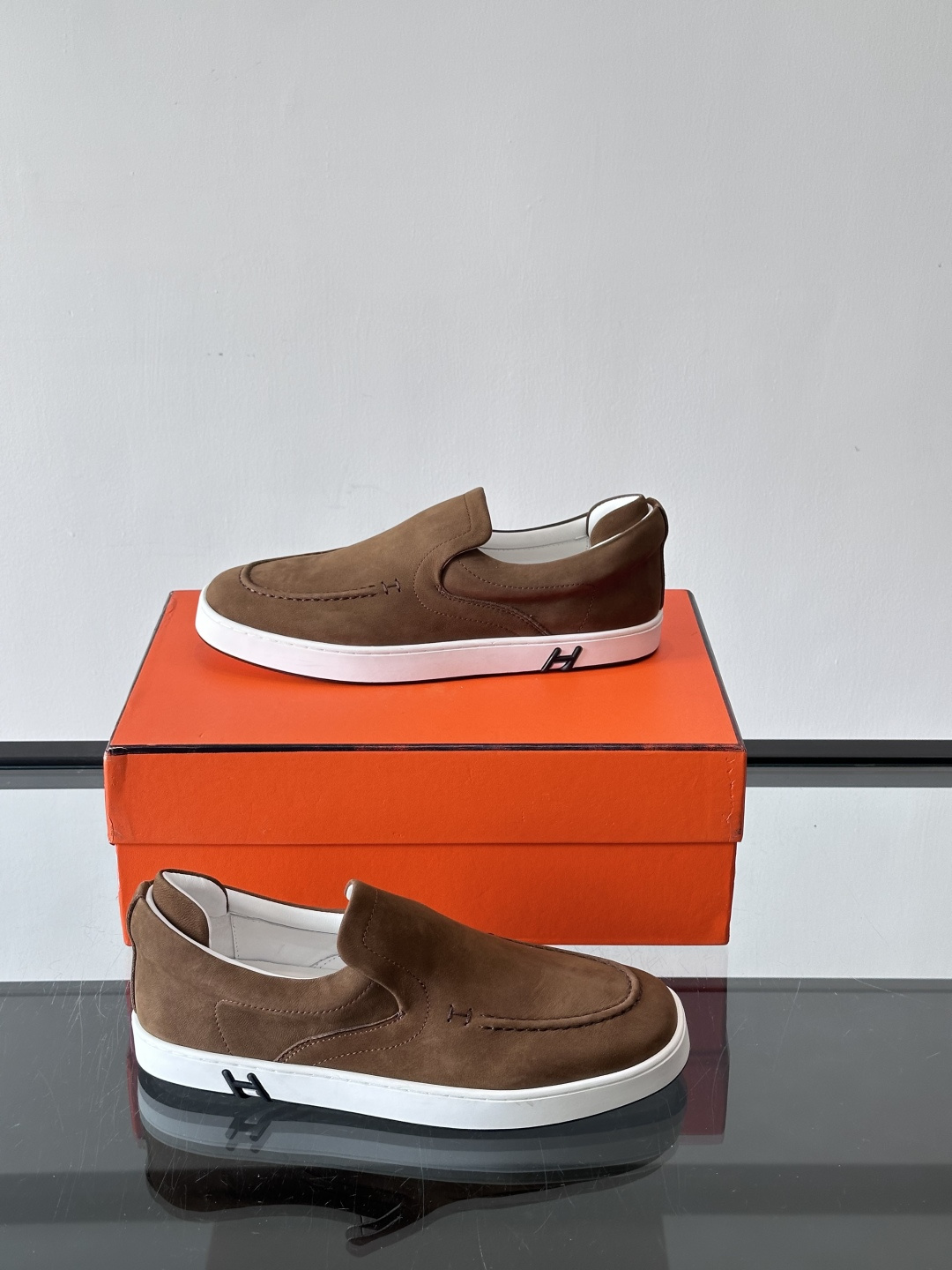 Hermes Horsens 休闲鞋爱马仕Horsens系列休闲鞋，绒面皮革。简约低调又有质感。鞋面“H