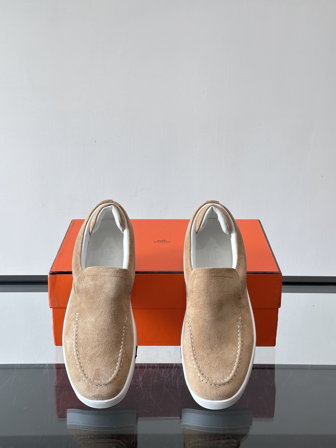 Hermes Horsens 休闲鞋爱马仕Horsens系列休闲鞋，绒面皮革。简约低调又有质感。鞋面“H