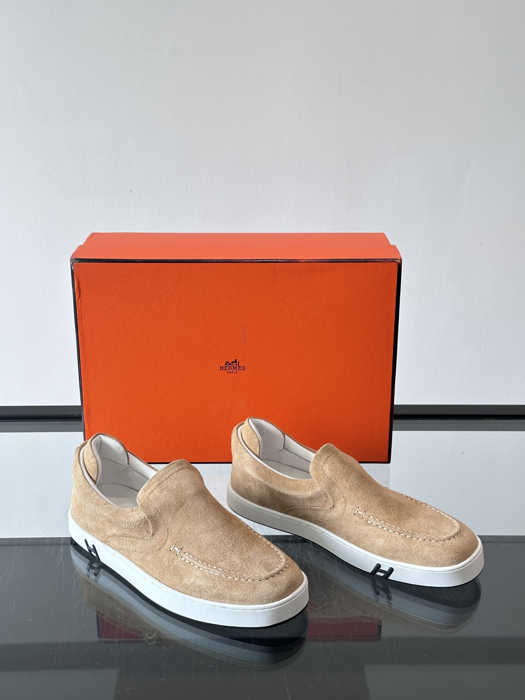 Hermes Horsens 休闲鞋爱马仕Horsens系列休闲鞋，绒面皮革。简约低调又有质感。鞋面“H