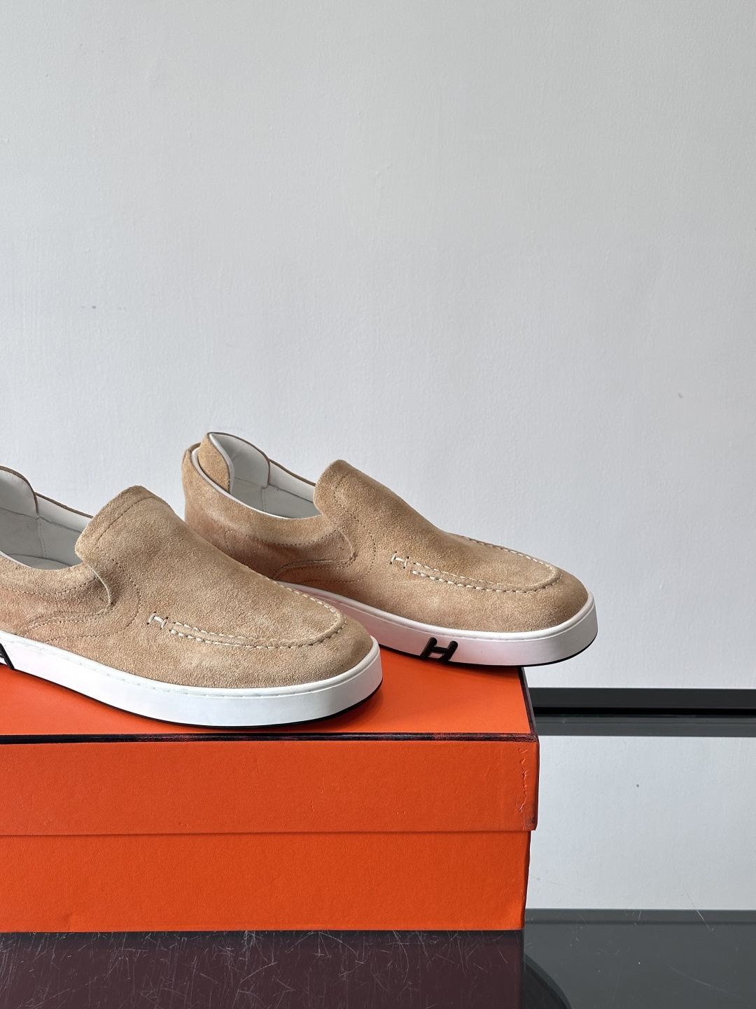 Hermes Horsens 休闲鞋爱马仕Horsens系列休闲鞋，绒面皮革。简约低调又有质感。鞋面“H