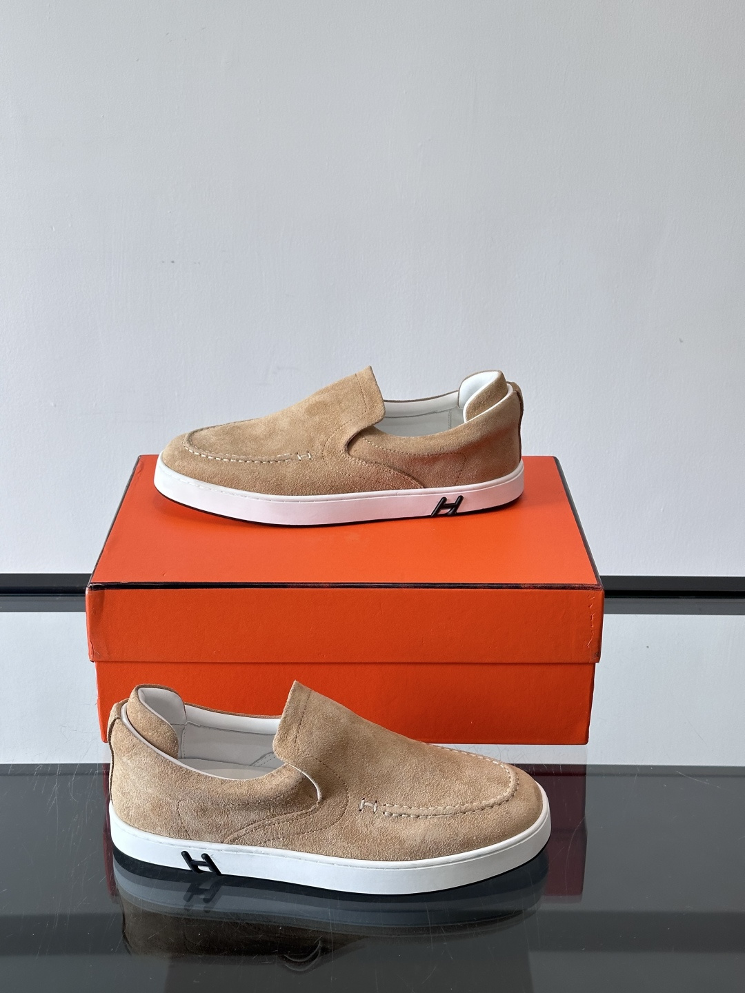 Hermes Horsens 休闲鞋爱马仕Horsens系列休闲鞋，绒面皮革。简约低调又有质感。鞋面“H