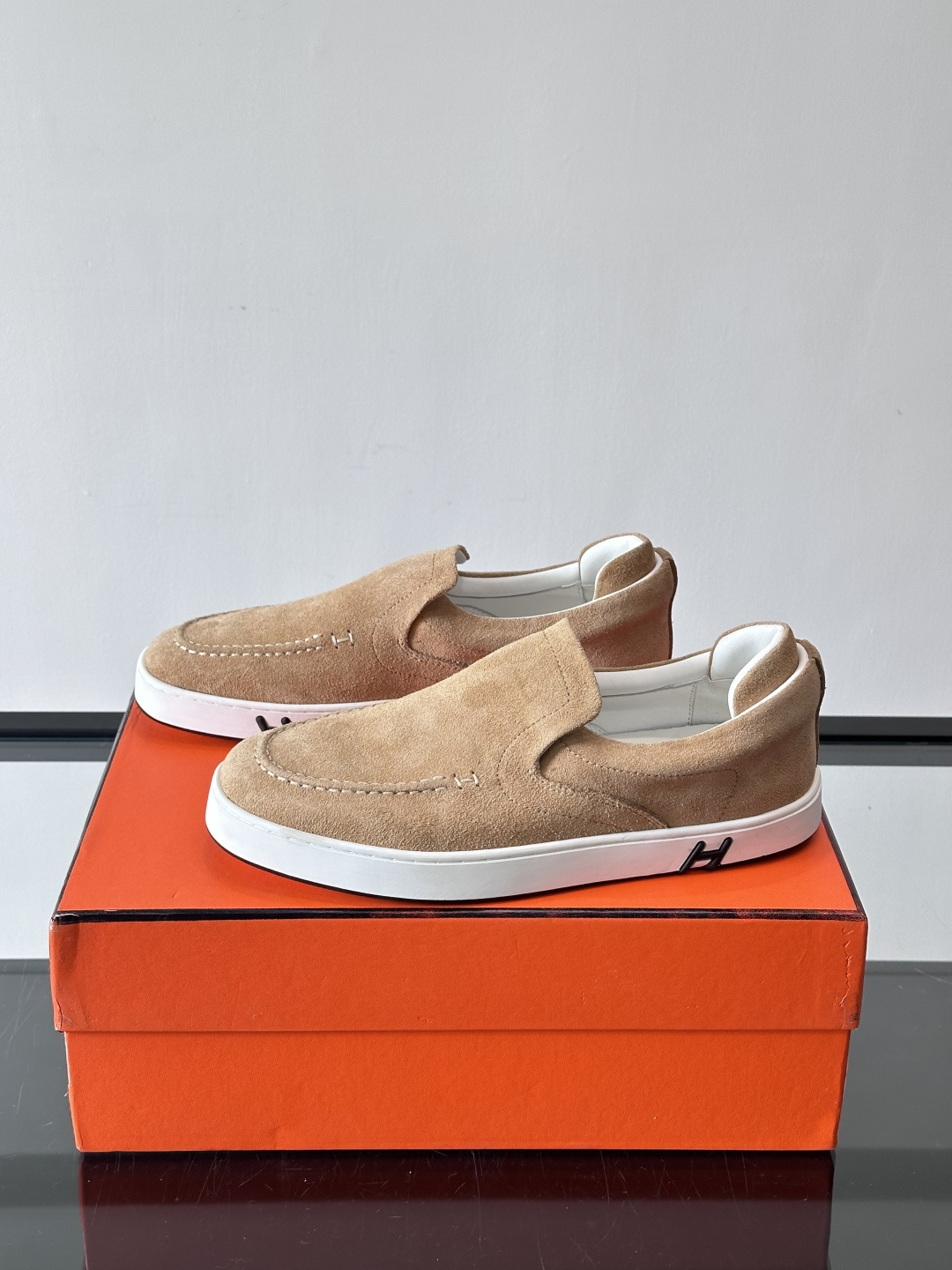 Hermes Horsens 休闲鞋爱马仕Horsens系列休闲鞋，绒面皮革。简约低调又有质感。鞋面“H