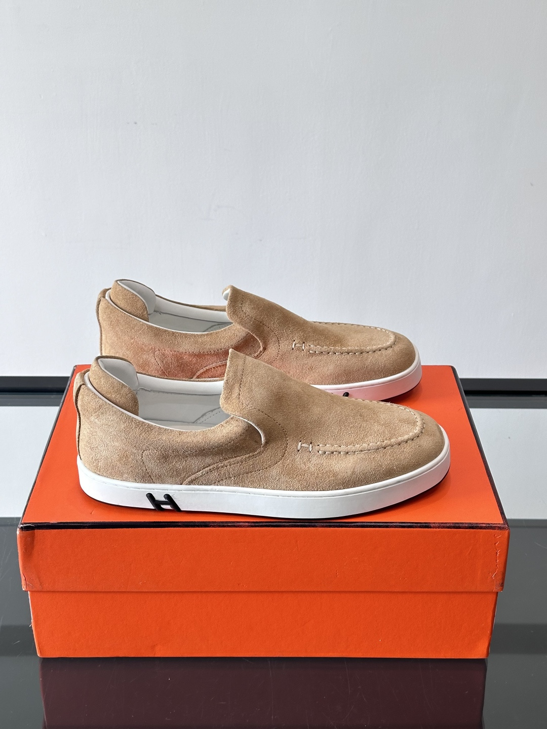 Hermes Horsens 休闲鞋爱马仕Horsens系列休闲鞋，绒面皮革。简约低调又有质感。鞋面“H