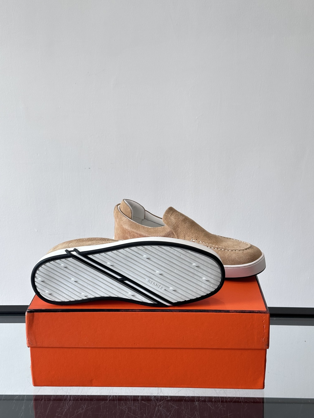 Hermes Horsens 休闲鞋爱马仕Horsens系列休闲鞋，绒面皮革。简约低调又有质感。鞋面“H