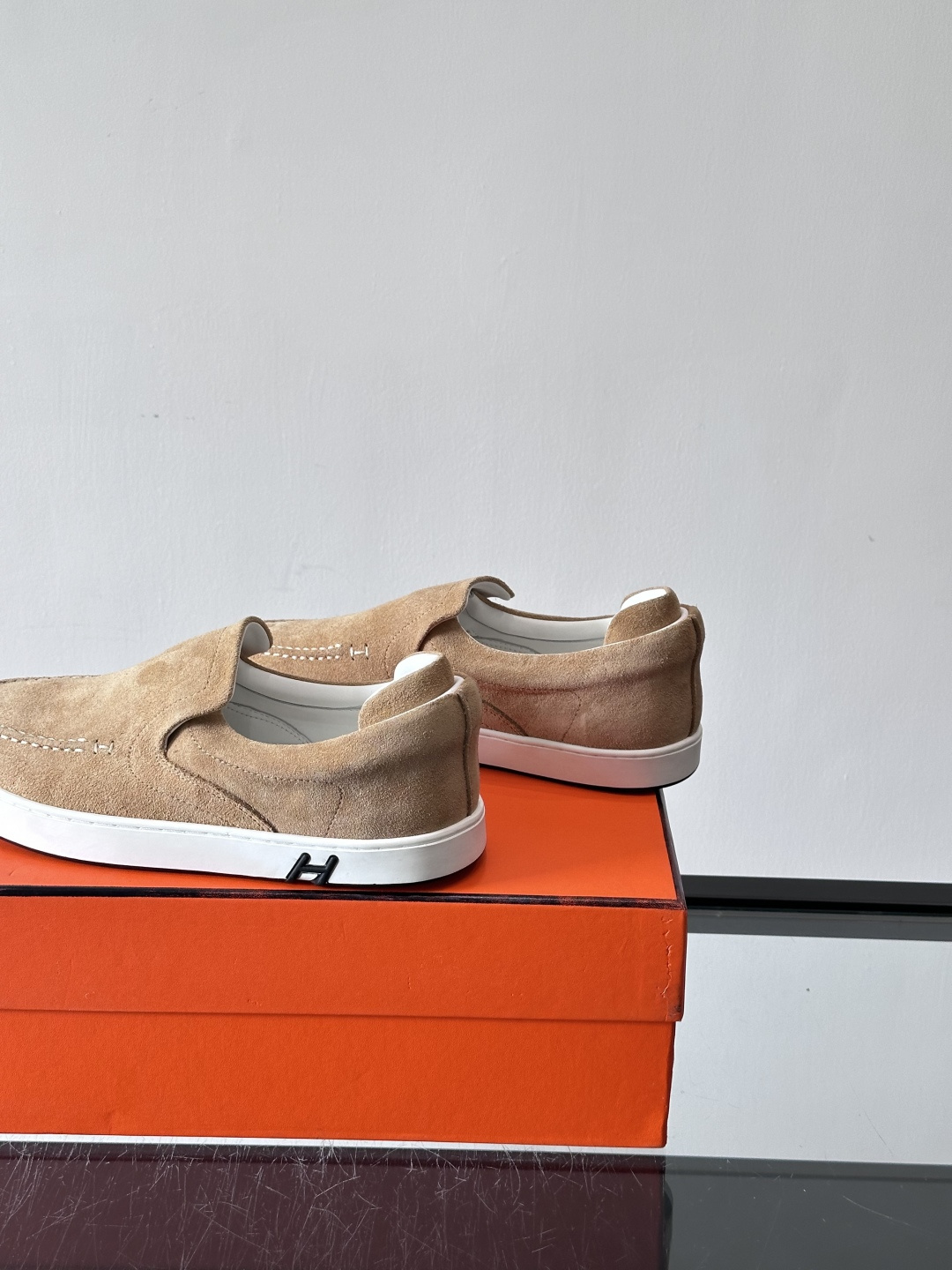Hermes Horsens 休闲鞋爱马仕Horsens系列休闲鞋，绒面皮革。简约低调又有质感。鞋面“H