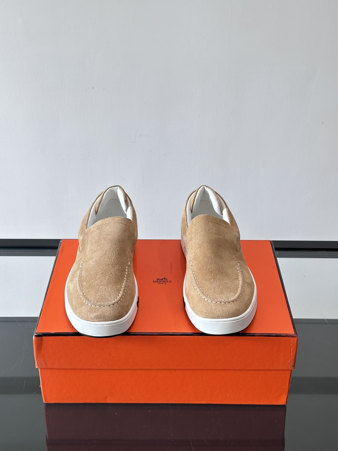 Hermes Horsens 休闲鞋爱马仕Horsens系列休闲鞋，绒面皮革。简约低调又有质感。鞋面“H