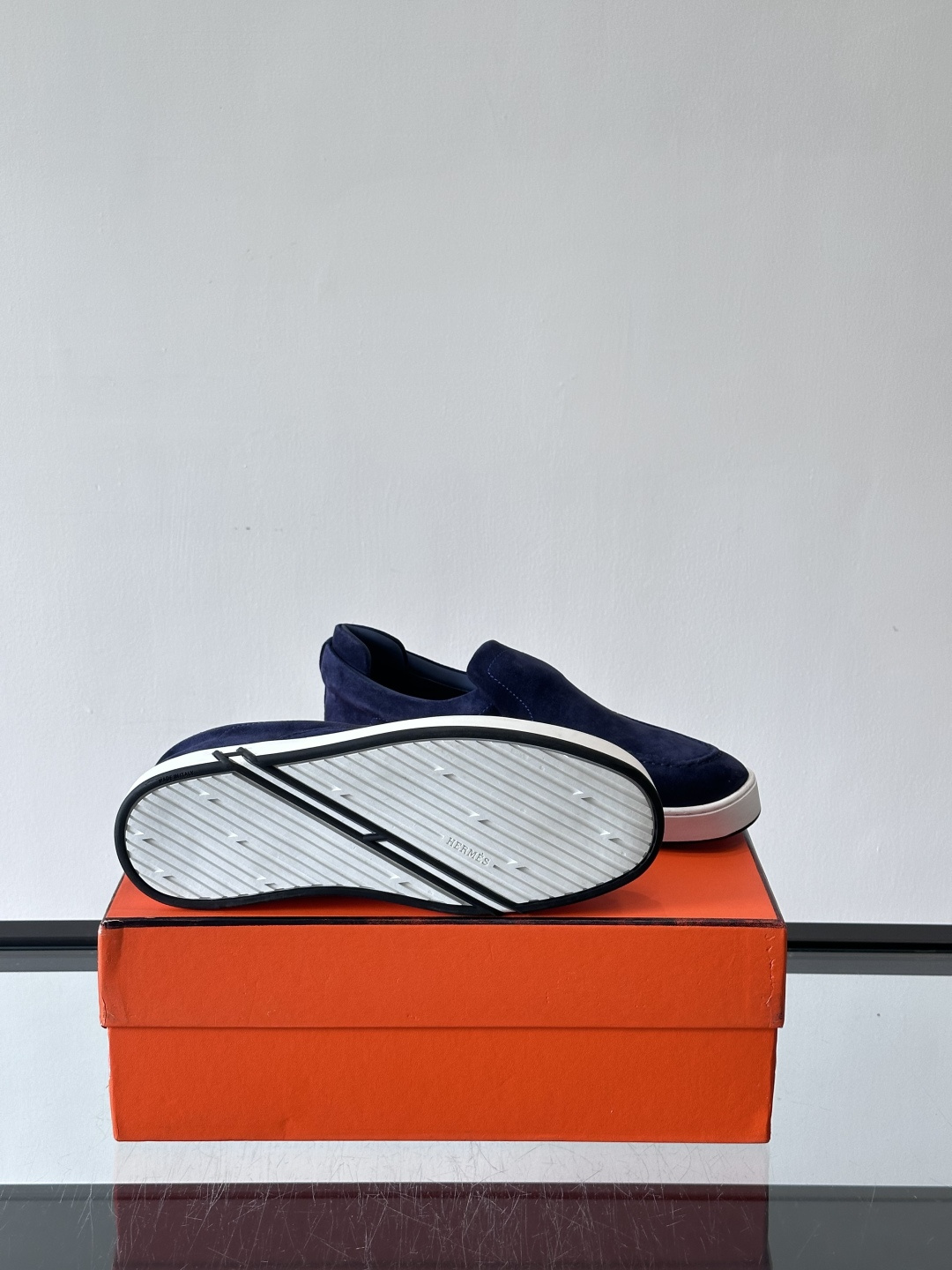 Hermes Horsens 休闲鞋爱马仕Horsens系列休闲鞋，绒面皮革。简约低调又有质感。鞋面“H