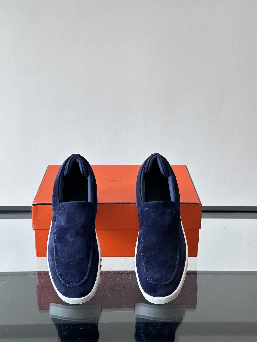 Hermes Horsens 休闲鞋爱马仕Horsens系列休闲鞋，绒面皮革。简约低调又有质感。鞋面“H