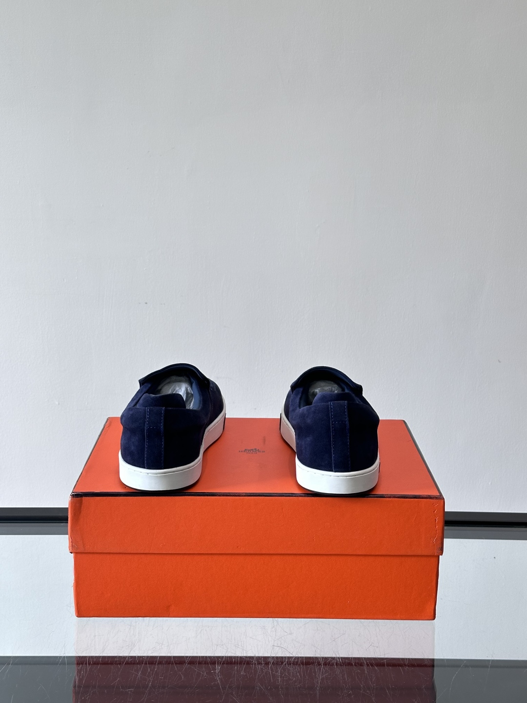 Hermes Horsens 休闲鞋爱马仕Horsens系列休闲鞋，绒面皮革。简约低调又有质感。鞋面“H