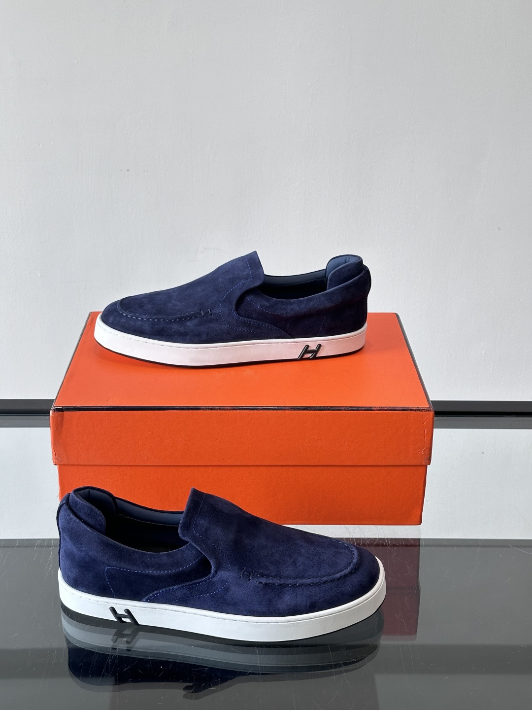 Hermes Horsens 休闲鞋爱马仕Horsens系列休闲鞋，绒面皮革。简约低调又有质感。鞋面“H