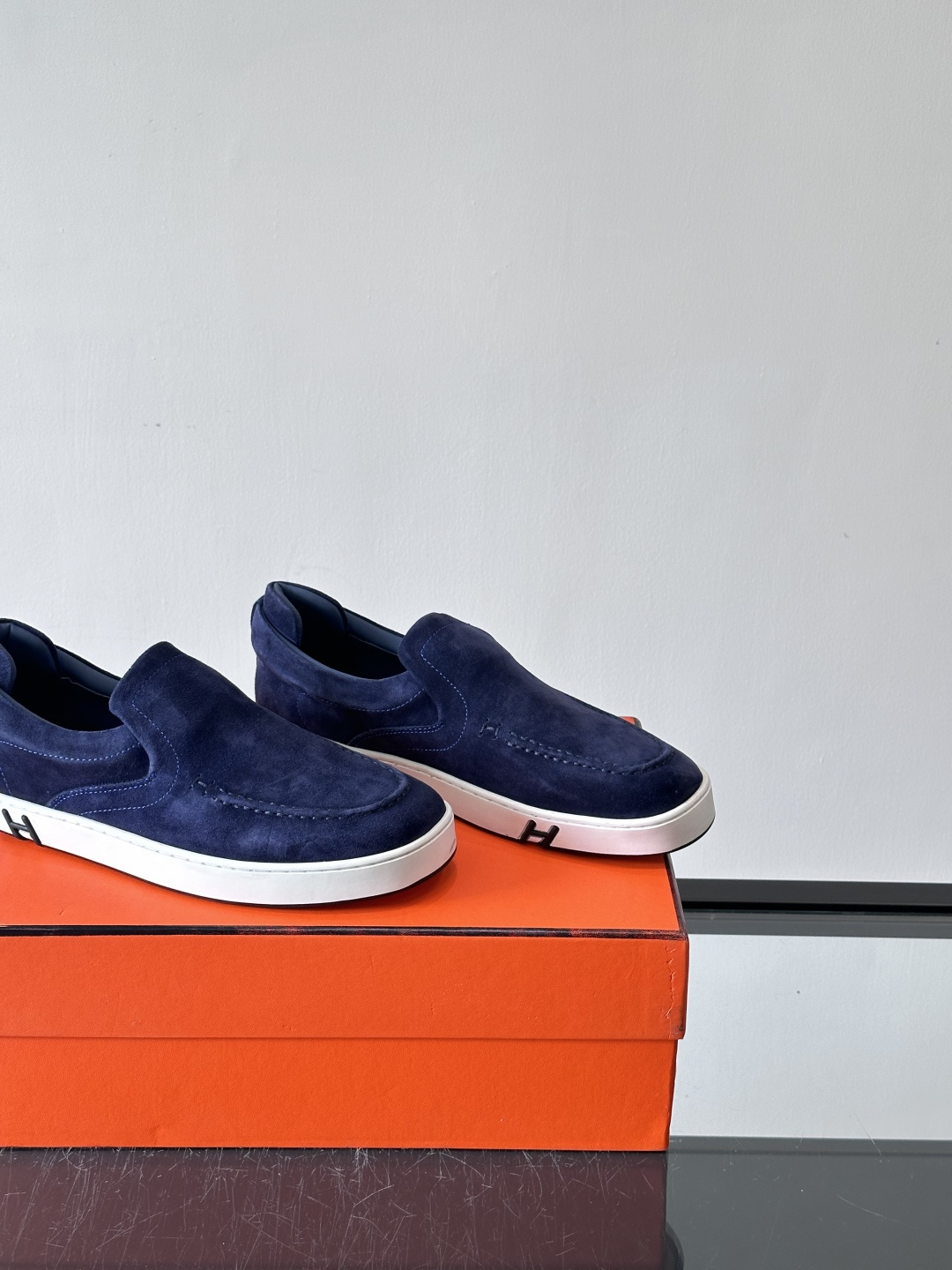 Hermes Horsens 休闲鞋爱马仕Horsens系列休闲鞋，绒面皮革。简约低调又有质感。鞋面“H