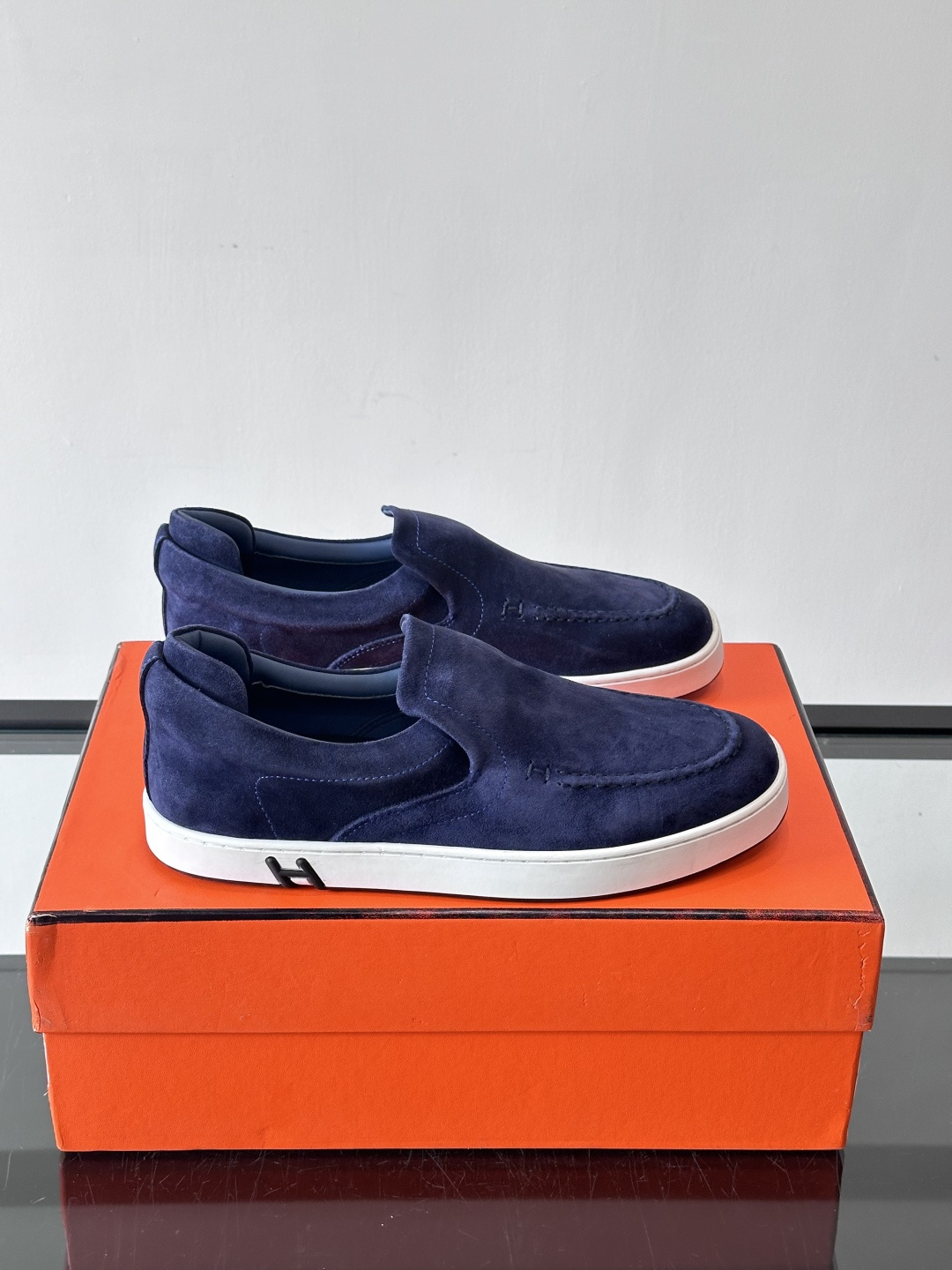 Hermes Horsens 休闲鞋爱马仕Horsens系列休闲鞋，绒面皮革。简约低调又有质感。鞋面“H