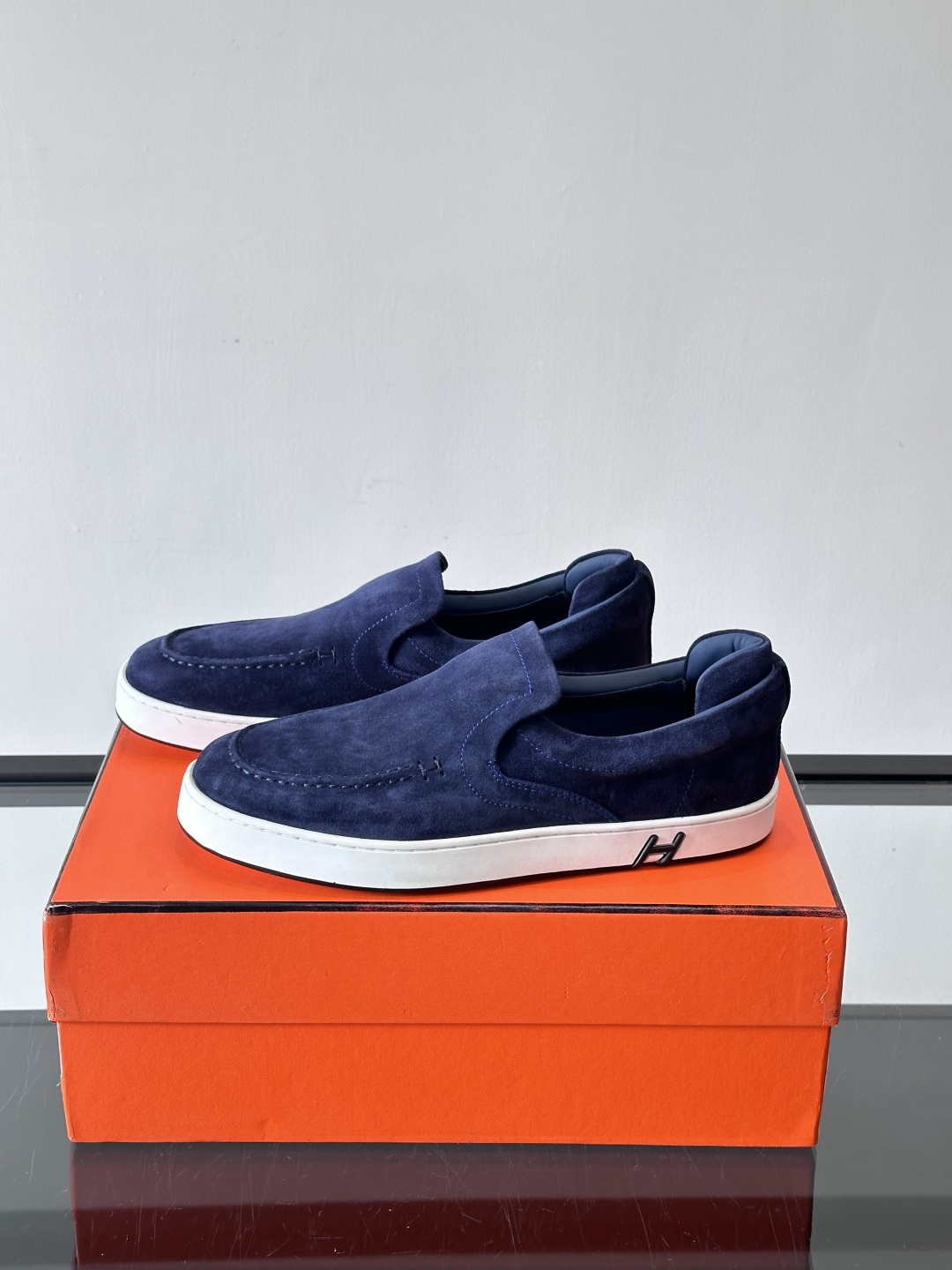 Hermes Horsens 休闲鞋爱马仕Horsens系列休闲鞋，绒面皮革。简约低调又有质感。鞋面“H