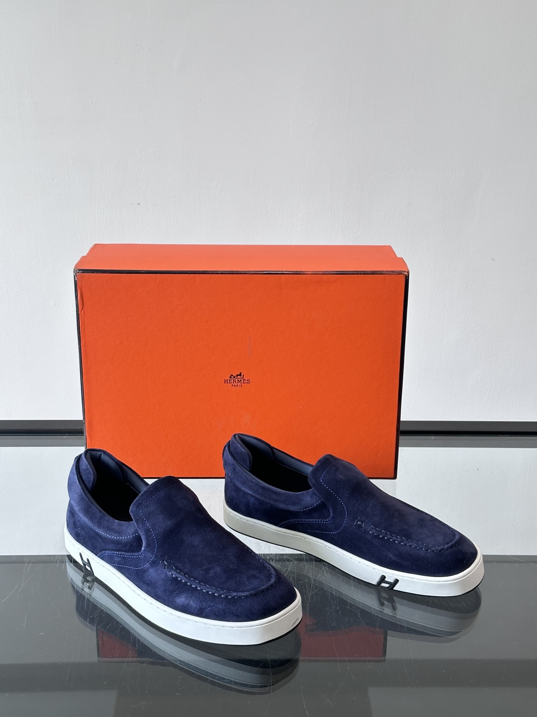 Hermes Horsens 休闲鞋爱马仕Horsens系列休闲鞋，绒面皮革。简约低调又有质感。鞋面“H