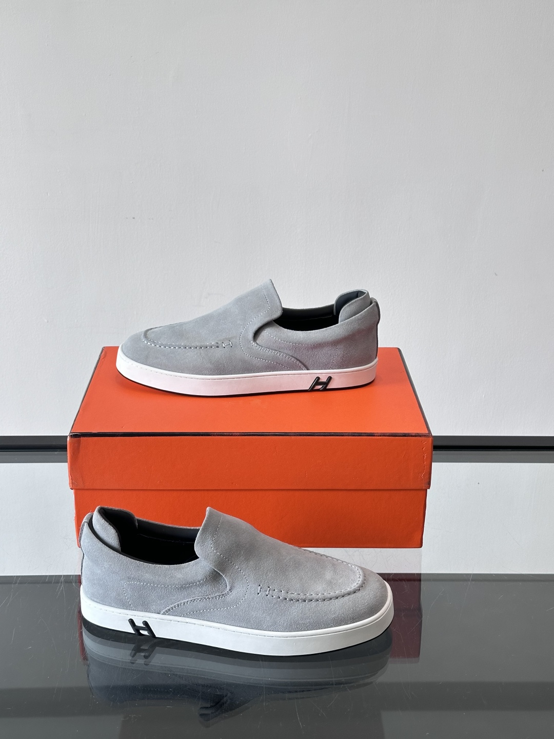 Hermes Horsens 休闲鞋爱马仕Horsens系列休闲鞋，绒面皮革。简约低调又有质感。鞋面“H
