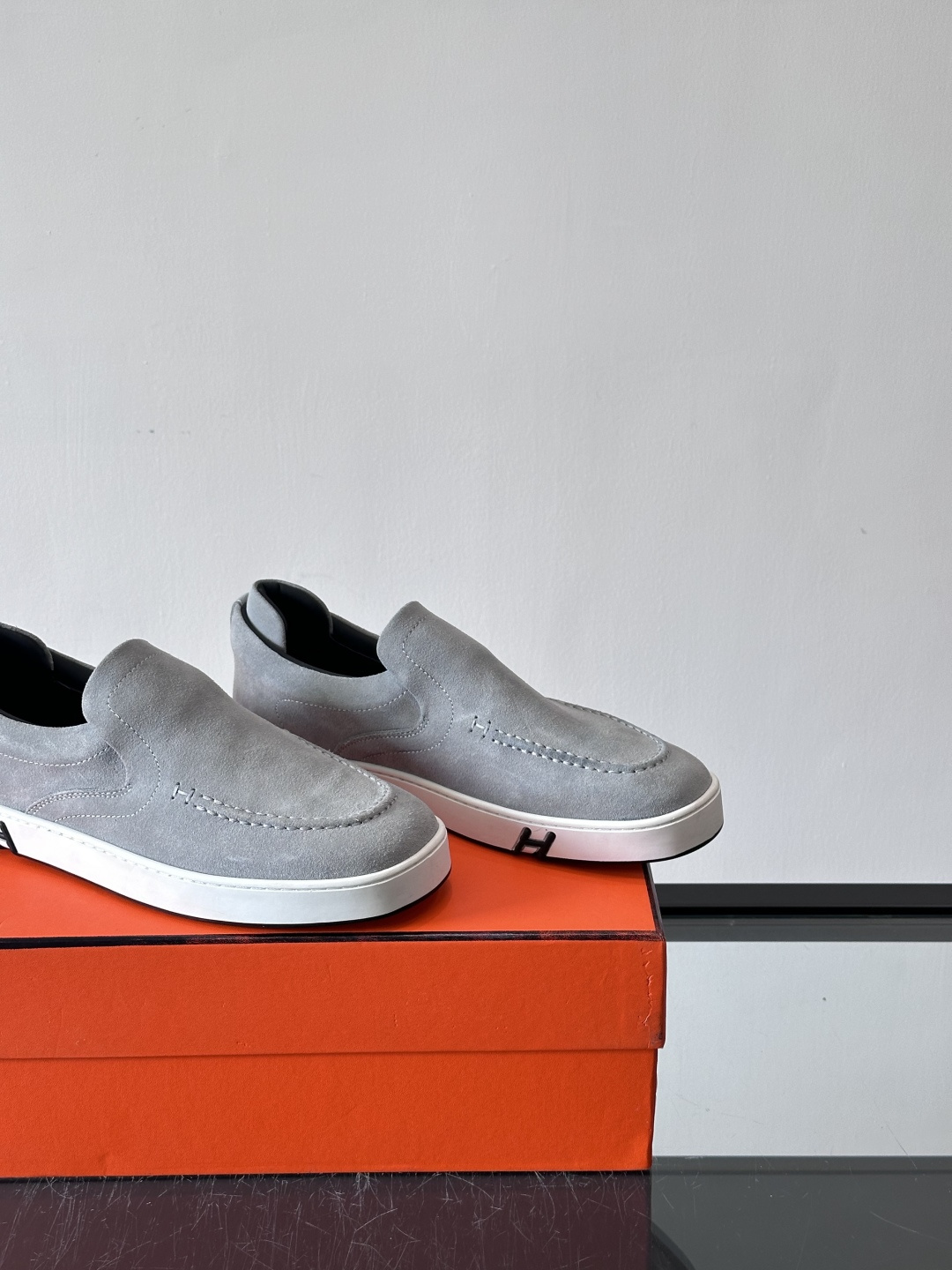 Hermes Horsens 休闲鞋爱马仕Horsens系列休闲鞋，绒面皮革。简约低调又有质感。鞋面“H