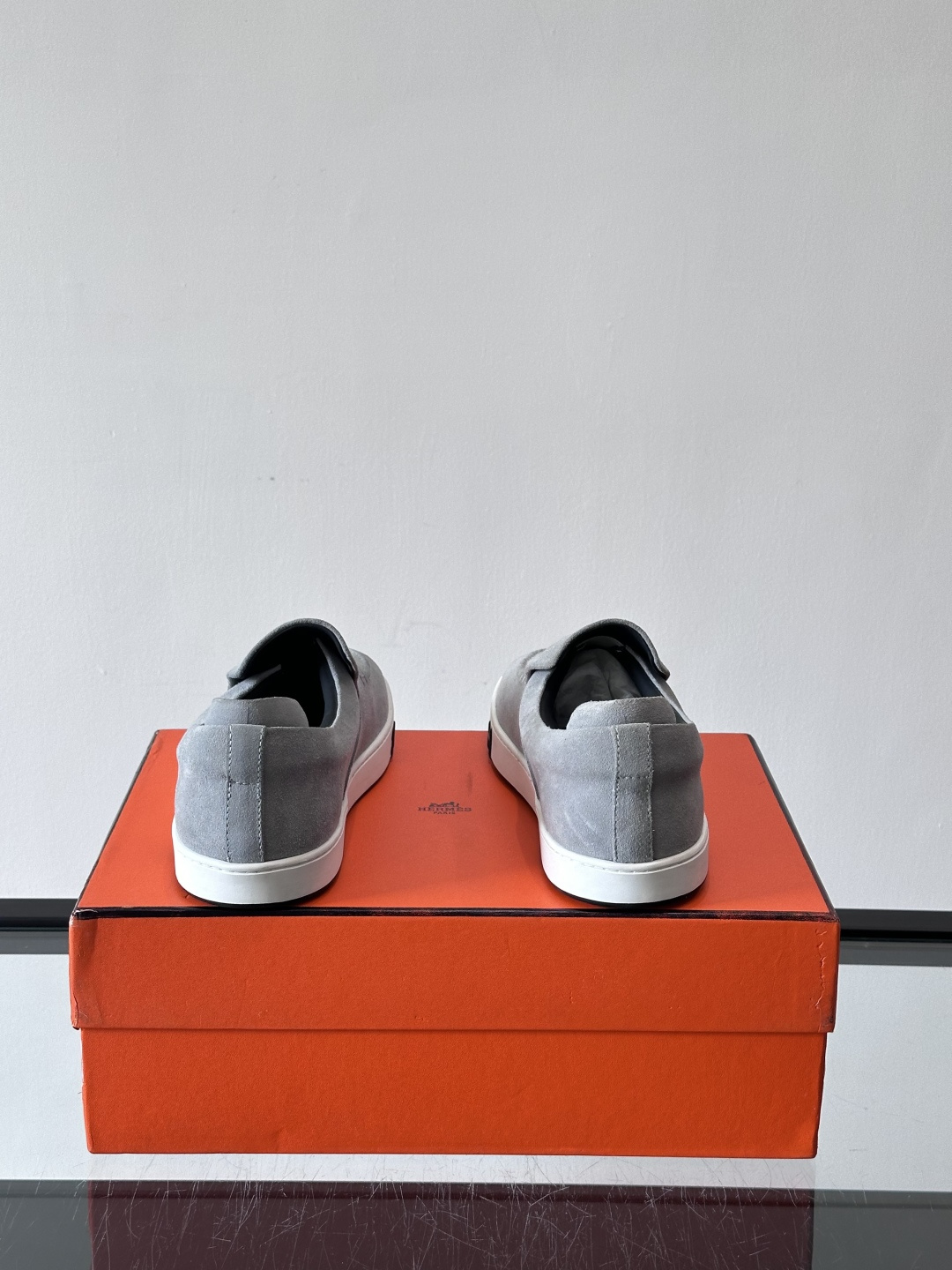 Hermes Horsens 休闲鞋爱马仕Horsens系列休闲鞋，绒面皮革。简约低调又有质感。鞋面“H