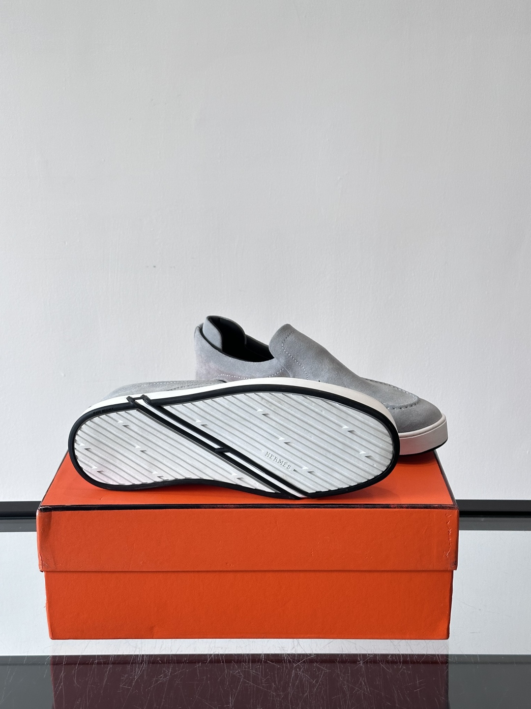 Hermes Horsens 休闲鞋爱马仕Horsens系列休闲鞋，绒面皮革。简约低调又有质感。鞋面“H