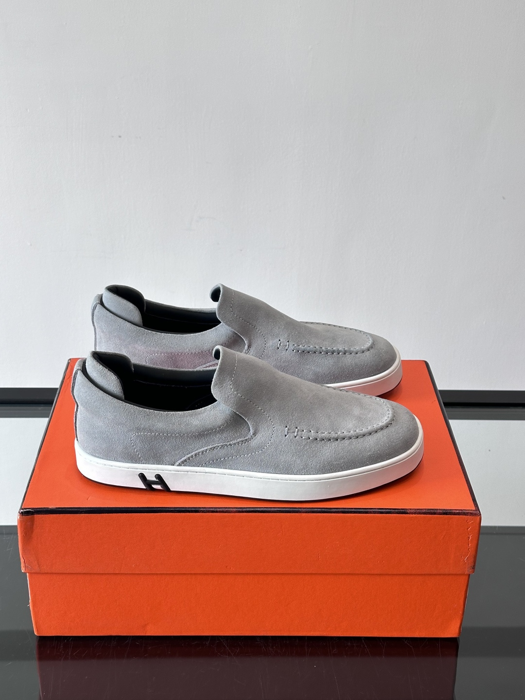 Hermes Horsens 休闲鞋爱马仕Horsens系列休闲鞋，绒面皮革。简约低调又有质感。鞋面“H