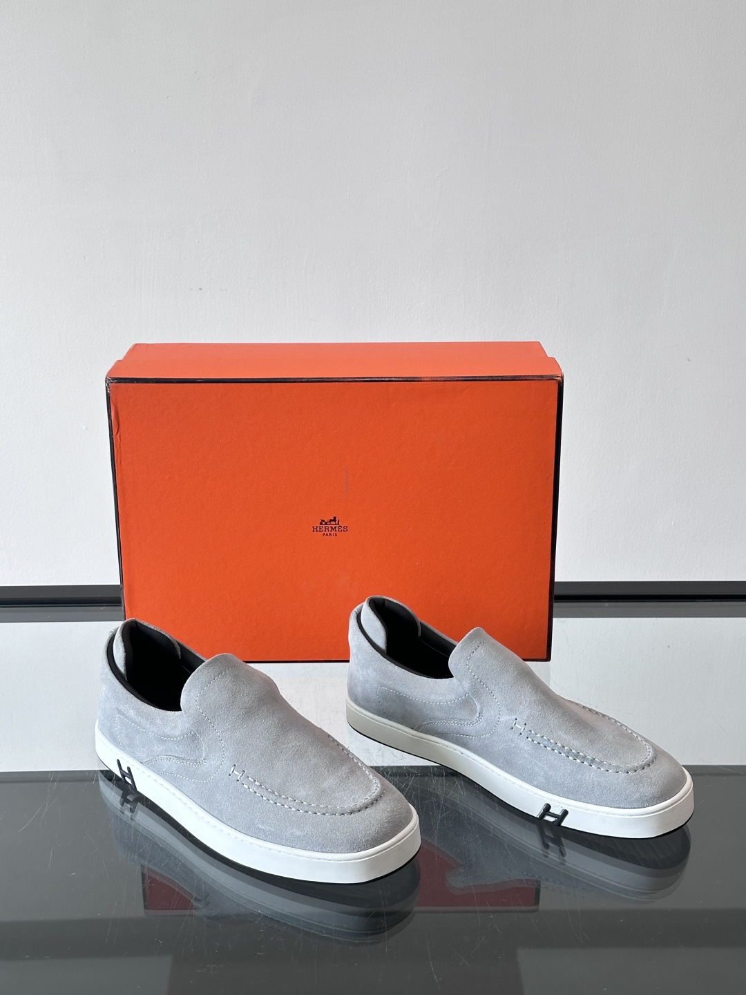Hermes Horsens 休闲鞋爱马仕Horsens系列休闲鞋，绒面皮革。简约低调又有质感。鞋面“H