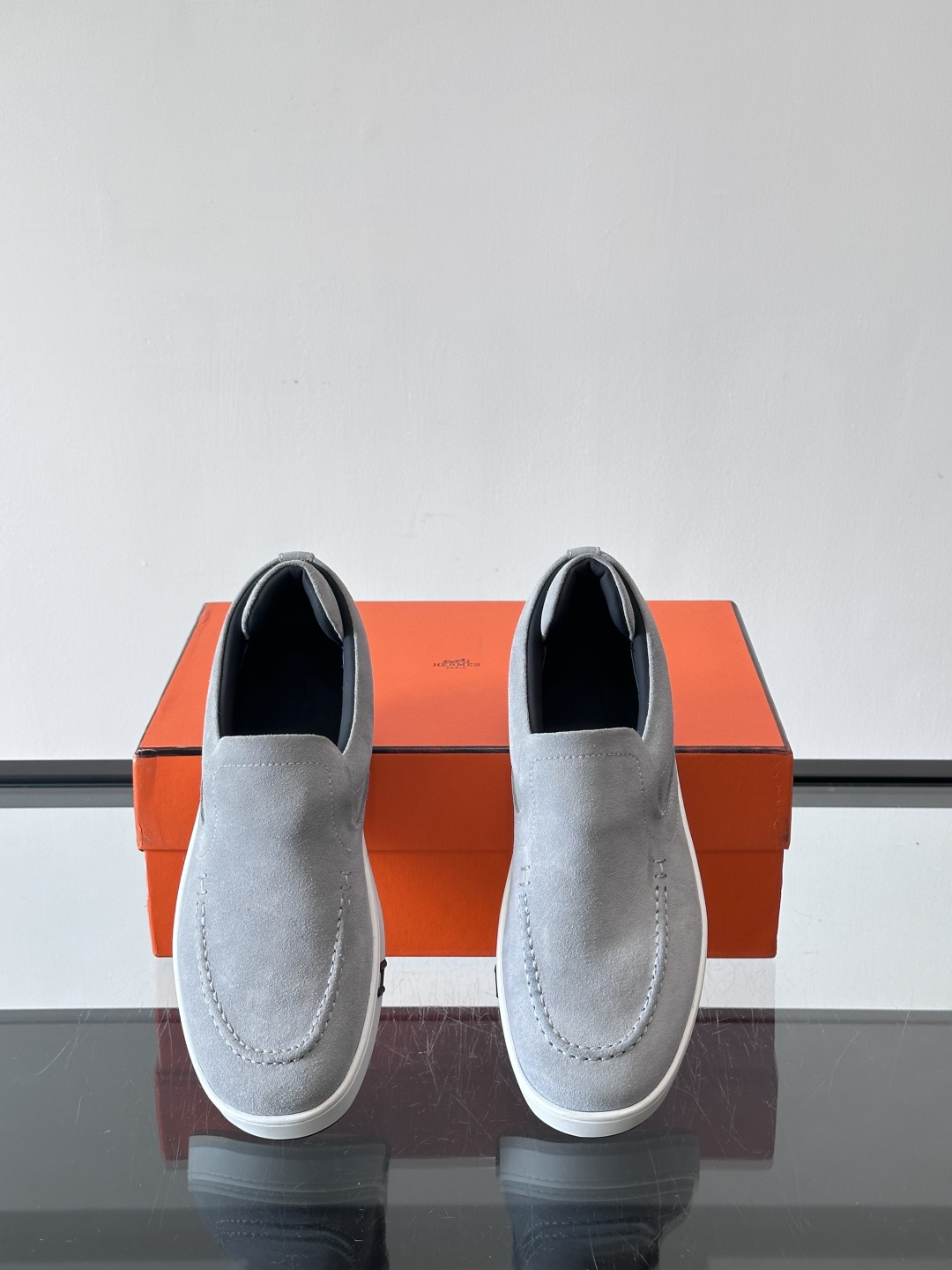 Hermes Horsens 休闲鞋爱马仕Horsens系列休闲鞋，绒面皮革。简约低调又有质感。鞋面“H