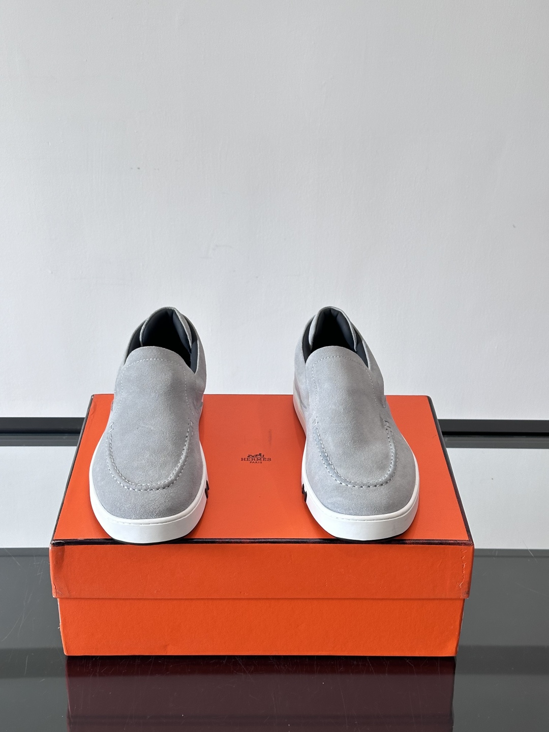 Hermes Horsens 休闲鞋爱马仕Horsens系列休闲鞋，绒面皮革。简约低调又有质感。鞋面“H