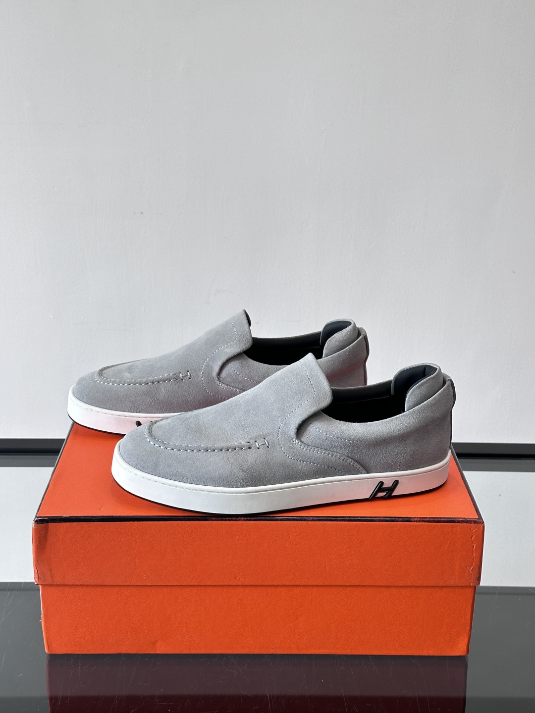 Hermes Horsens 休闲鞋爱马仕Horsens系列休闲鞋，绒面皮革。简约低调又有质感。鞋面“H