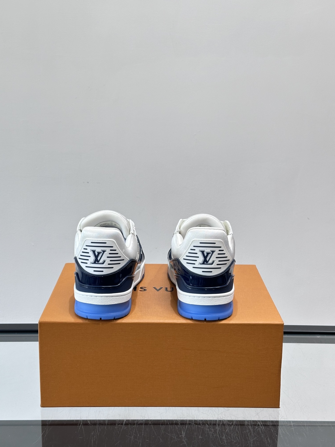 驴家 新配色 trainer运动鞋，本款 LV Trainer 运动鞋取材柔软粒面小牛皮，呈现纯净色调，