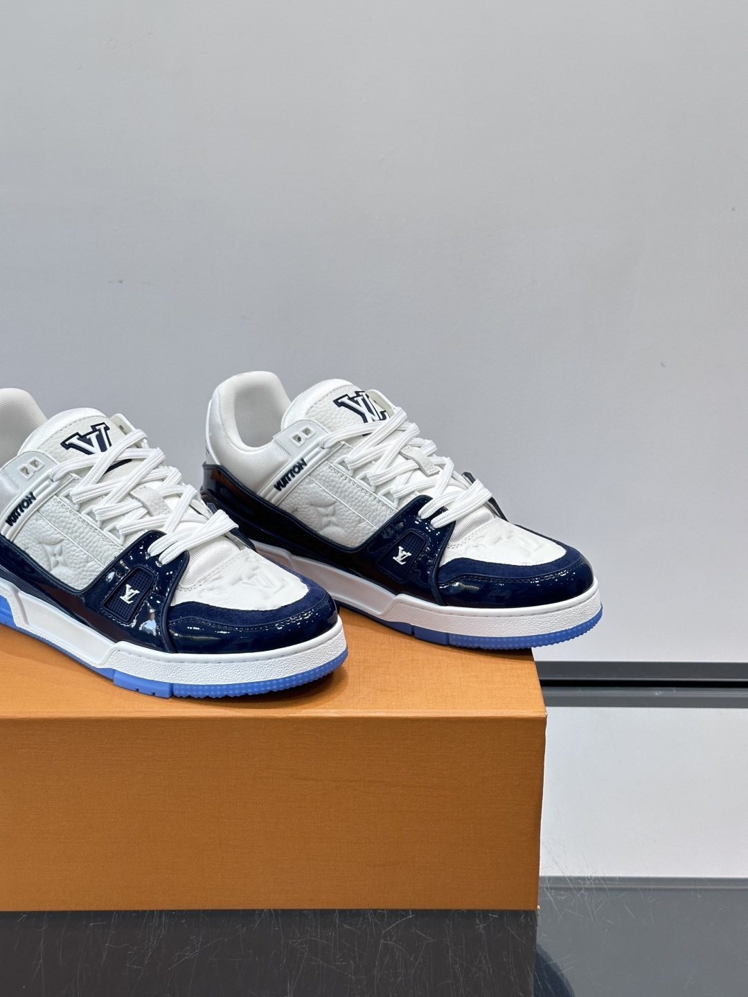 驴家 新配色 trainer运动鞋，本款 LV Trainer 运动鞋取材柔软粒面小牛皮，呈现纯净色调，