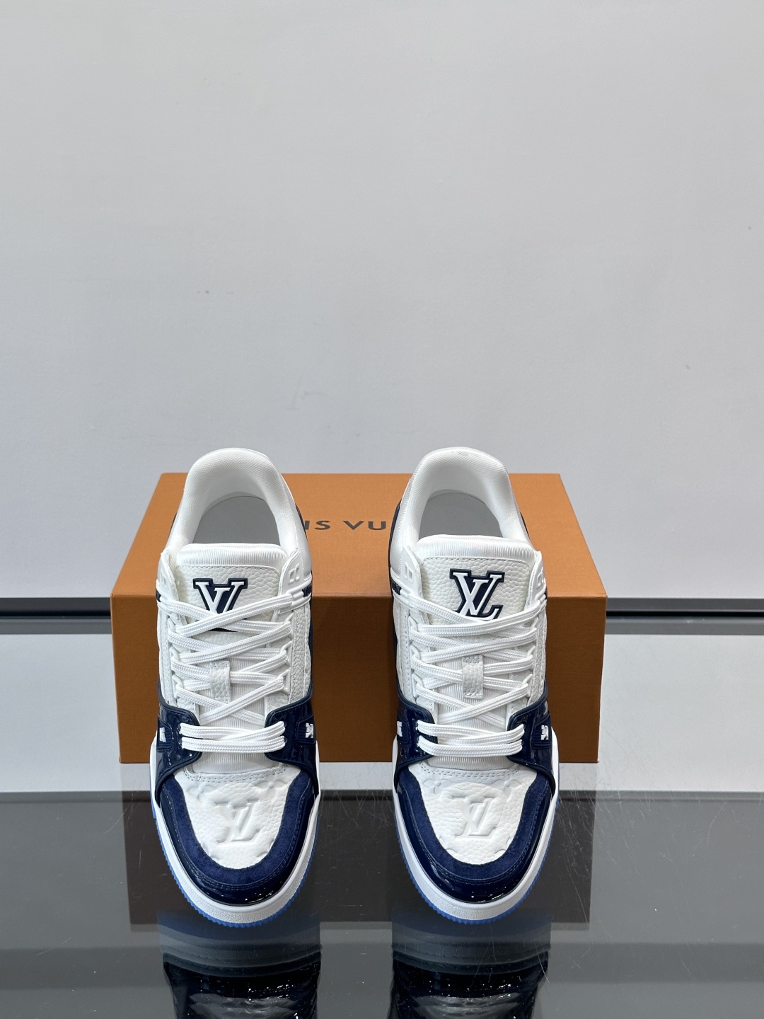 驴家 新配色 trainer运动鞋，本款 LV Trainer 运动鞋取材柔软粒面小牛皮，呈现纯净色调，