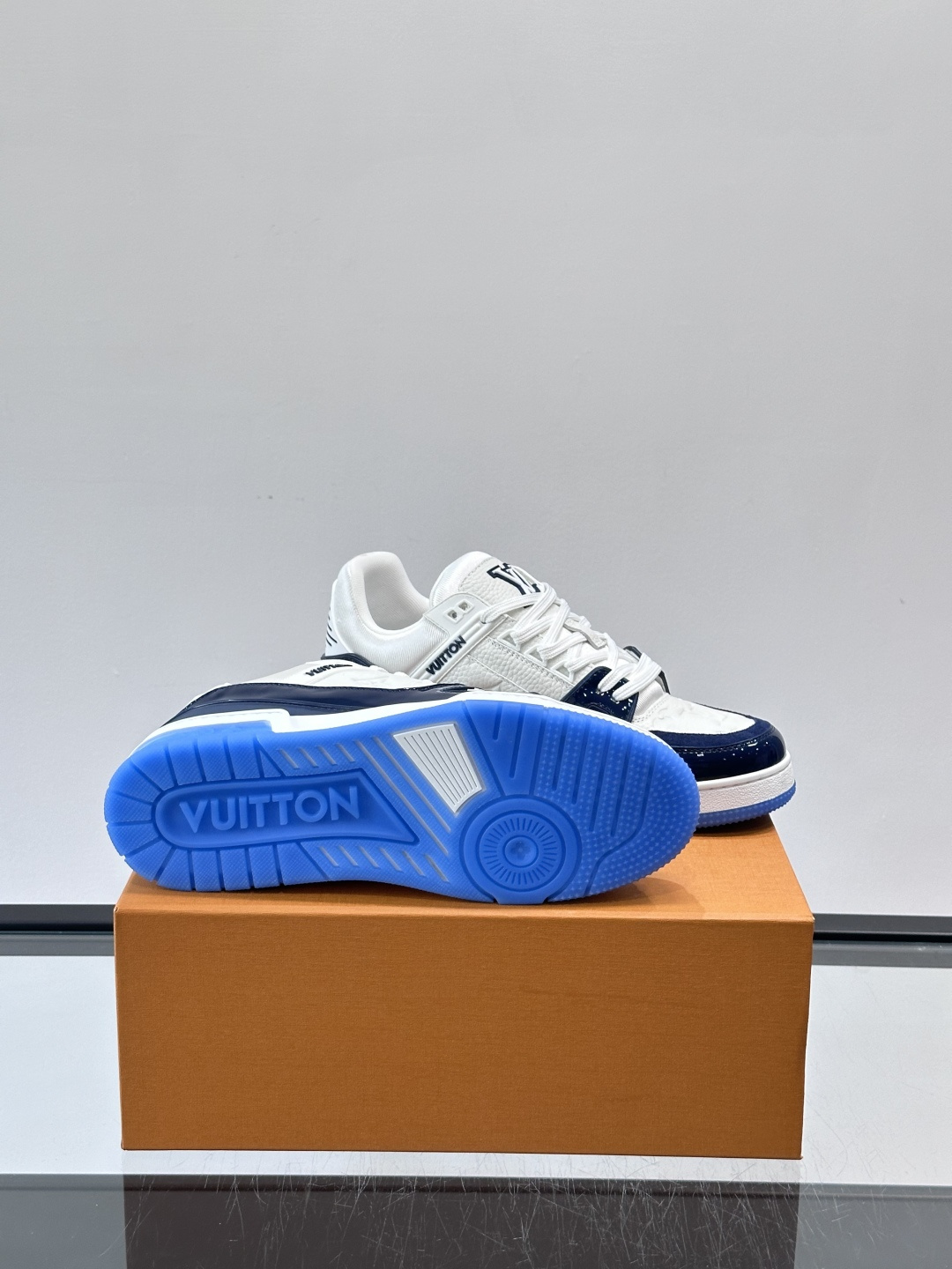 驴家 新配色 trainer运动鞋，本款 LV Trainer 运动鞋取材柔软粒面小牛皮，呈现纯净色调，