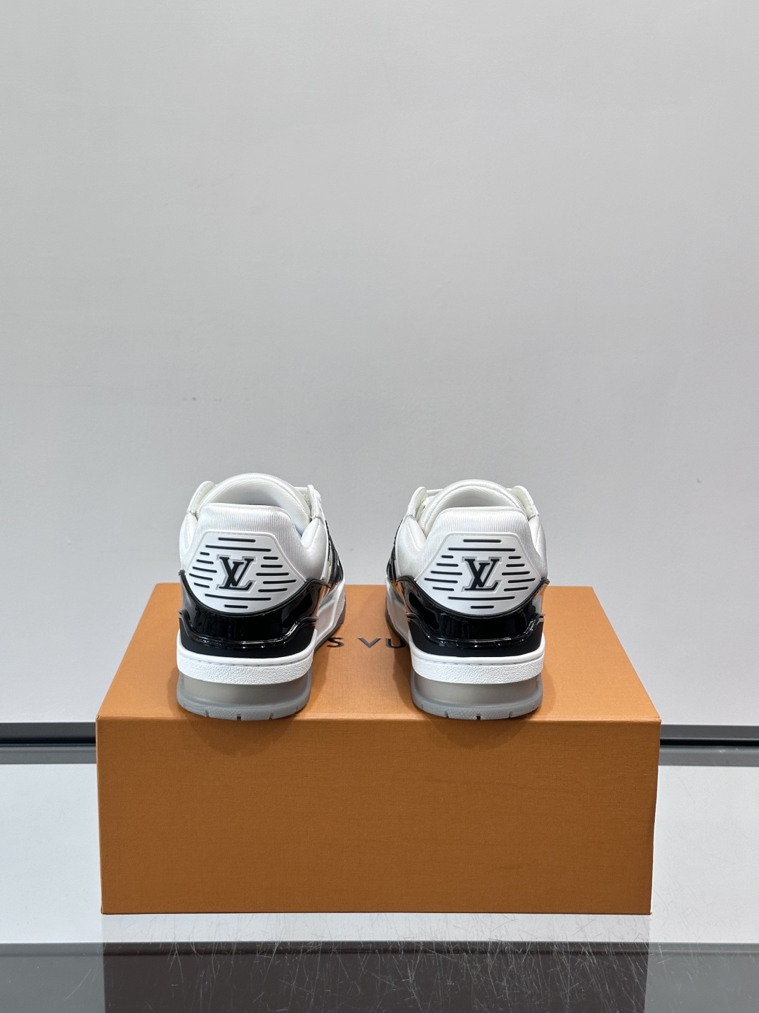 驴家 新配色 trainer运动鞋，本款 LV Trainer 运动鞋取材柔软粒面小牛皮，呈现纯净色调，