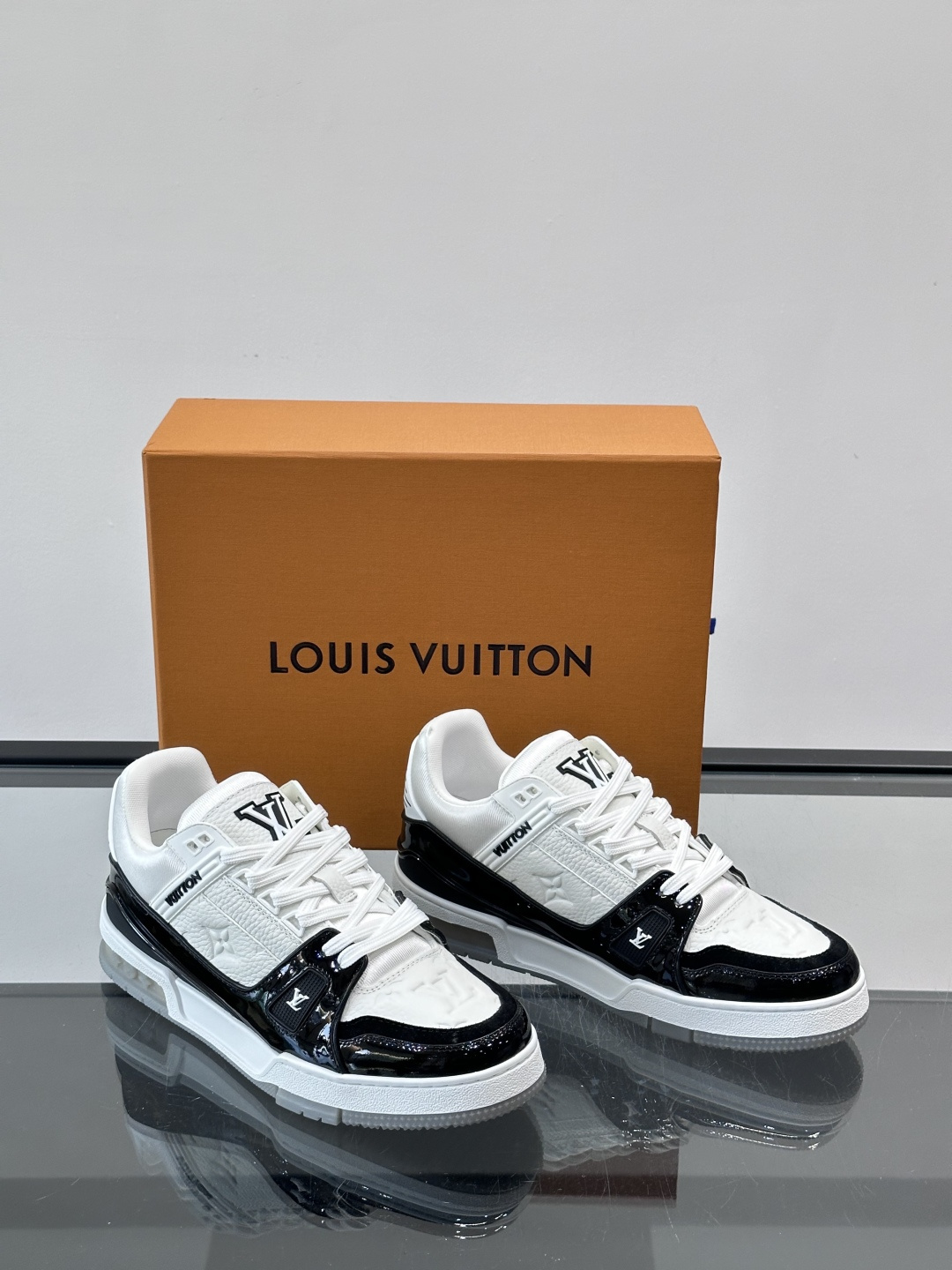 驴家 新配色 trainer运动鞋，本款 LV Trainer 运动鞋取材柔软粒面小牛皮，呈现纯净色调，