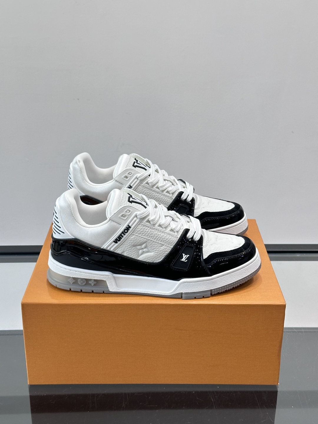 NO:588814,Lujia's new color trainer sneakers, this LV Trainer sneaker is made of soft grained calfskin, showing pure colors, the #54 logo on the back traces the brand's birth in 1854, the designer's handwritten brand logo embellishes one side, virgil abloh personally designed it, a very commemorative sneaker, new lv Louis Vuitton louis vuitton trainer sneaker low casual sports culture versatile basketball sneakers size 38-46, louis vuitton, louis  vuitton,louis vuitton,louis vuitton,louis vuitton,sneakers,cowhide19860909驴家 新配色 trainer运动鞋,本款 LV Trainer 运动鞋取材柔软粒面小牛皮,呈现纯净色调,后部#54标识追溯品牌诞生于1854年,设计师手写体品牌标识点缀一侧,virgil abloh亲自操刀设计,非常具有纪念价值的一款运动鞋,全新lv路易威登louis vuitton trainer sneaker low休闲运动文化百搭篮球板鞋 size38-46,,louis vuitton,louis vuitton,louis vuitton,louis vuitton,louis vuitton,sneakers,cowhide,Men's shoes