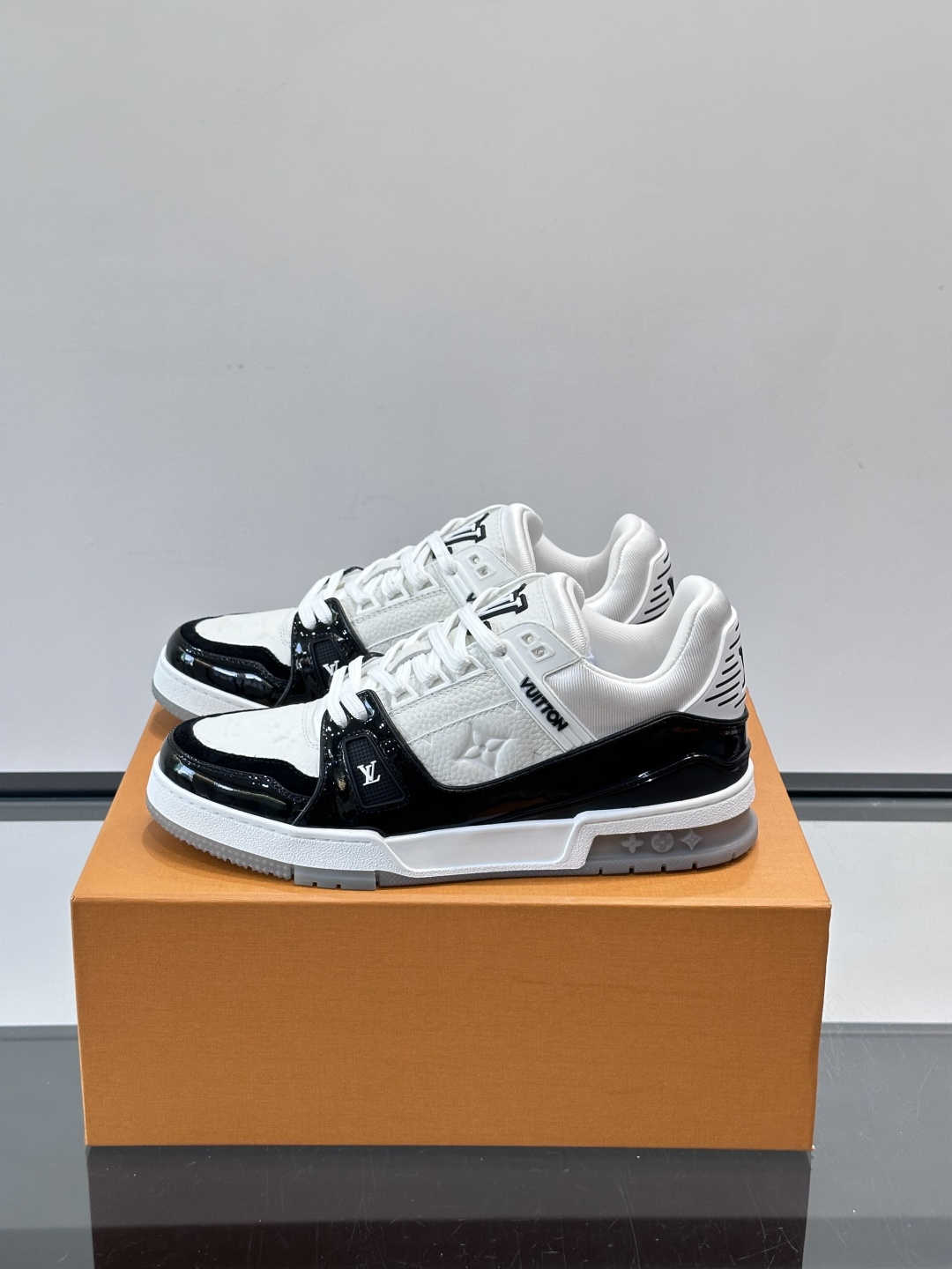 驴家 新配色 trainer运动鞋，本款 LV Trainer 运动鞋取材柔软粒面小牛皮，呈现纯净色调，