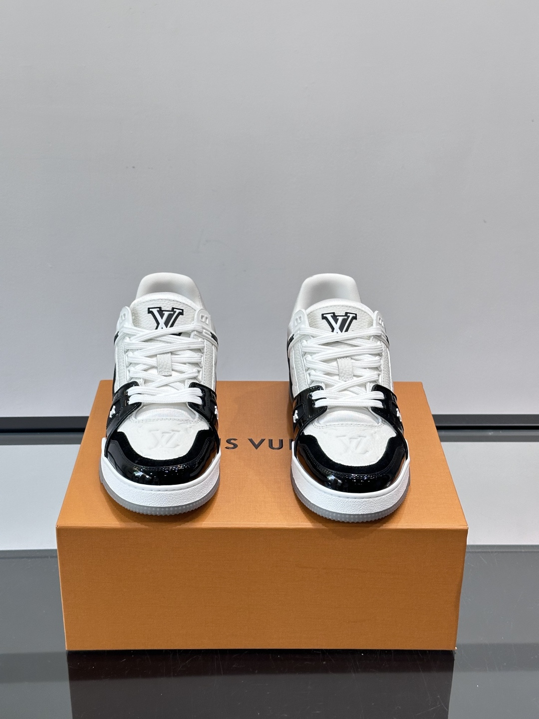 驴家 新配色 trainer运动鞋，本款 LV Trainer 运动鞋取材柔软粒面小牛皮，呈现纯净色调，