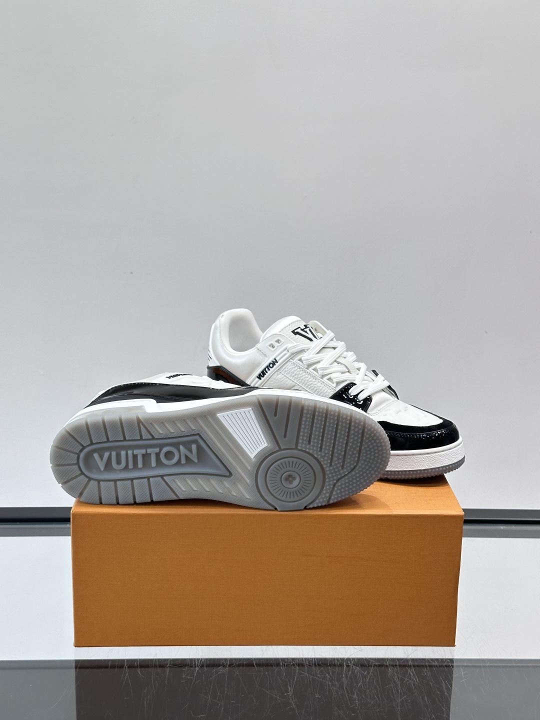 驴家 新配色 trainer运动鞋，本款 LV Trainer 运动鞋取材柔软粒面小牛皮，呈现纯净色调，