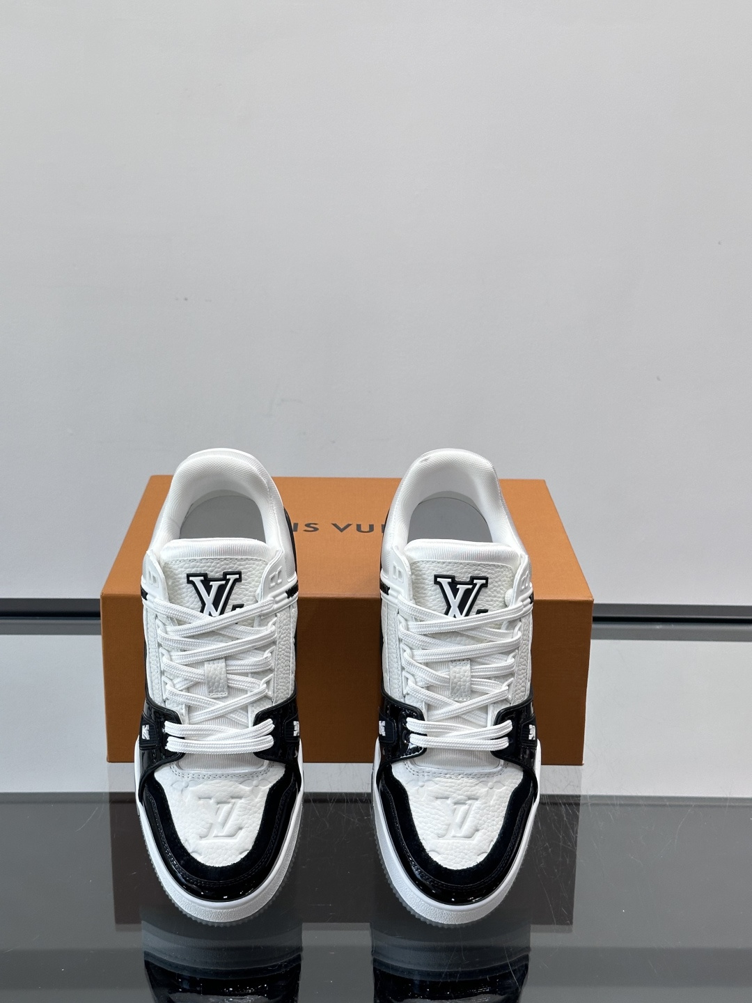 驴家 新配色 trainer运动鞋，本款 LV Trainer 运动鞋取材柔软粒面小牛皮，呈现纯净色调，