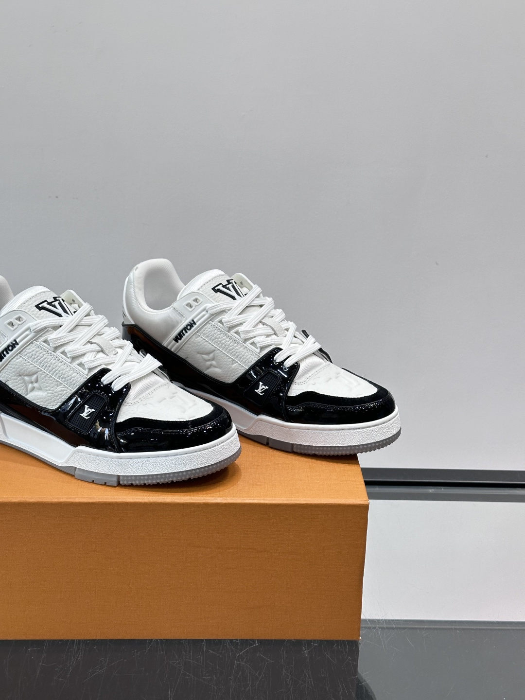 驴家 新配色 trainer运动鞋，本款 LV Trainer 运动鞋取材柔软粒面小牛皮，呈现纯净色调，