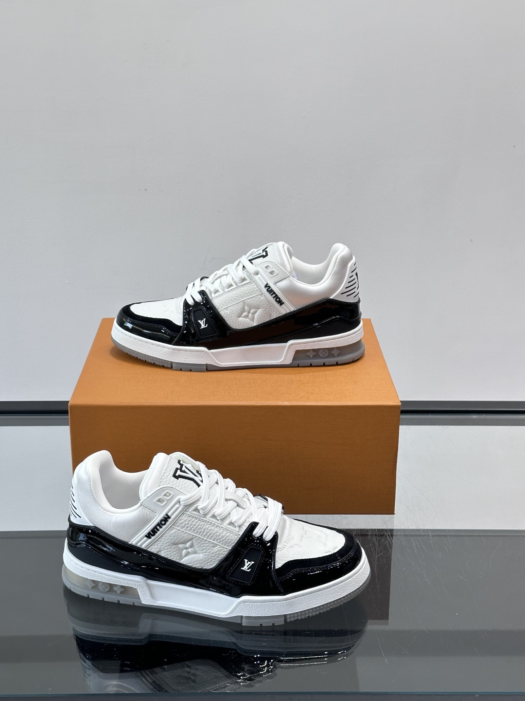 驴家 新配色 trainer运动鞋，本款 LV Trainer 运动鞋取材柔软粒面小牛皮，呈现纯净色调，