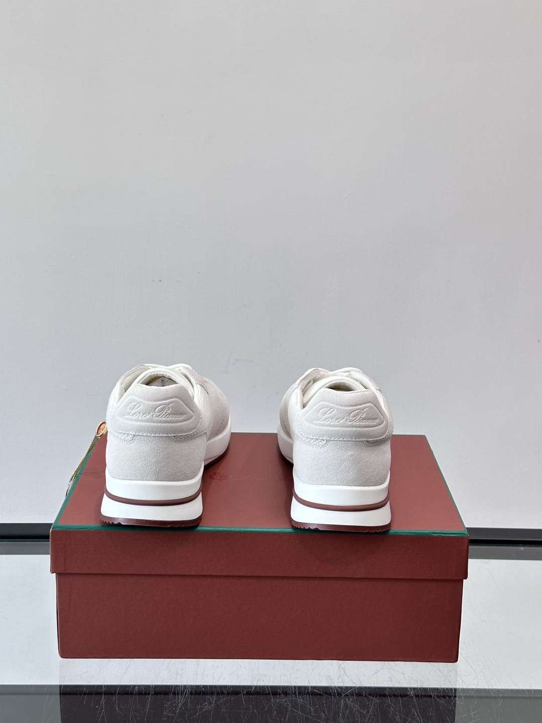 Loro Piana Week End Walk系列运动鞋，采用独家Pecora Nera®黑羊毛，原料