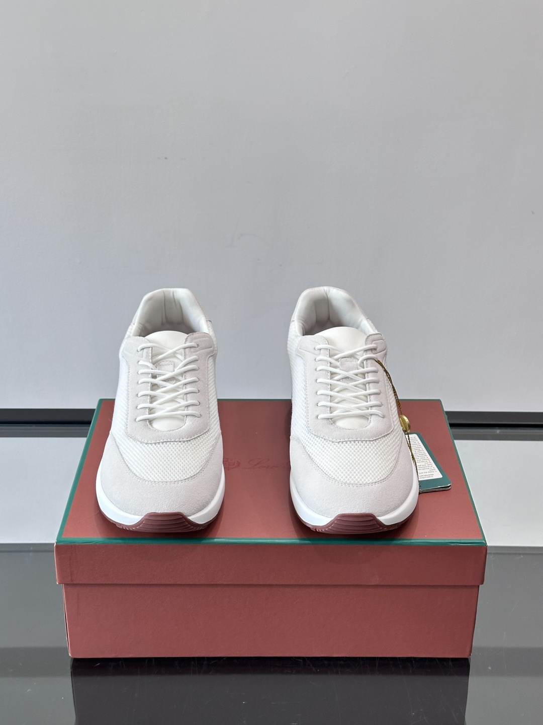 Loro Piana Week End Walk系列运动鞋，采用独家Pecora Nera®黑羊毛，原料