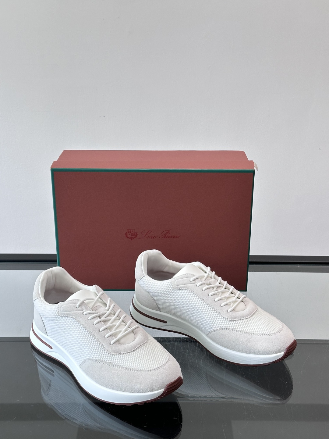 Loro Piana Week End Walk系列运动鞋，采用独家Pecora Nera®黑羊毛，原料