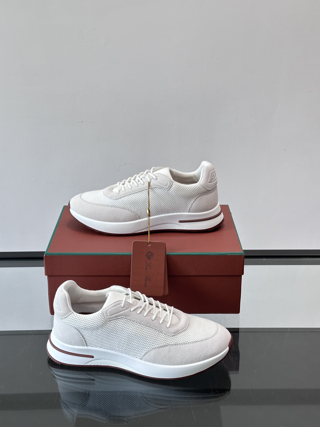 Loro Piana Week End Walk系列运动鞋，采用独家Pecora Nera®黑羊毛，原料