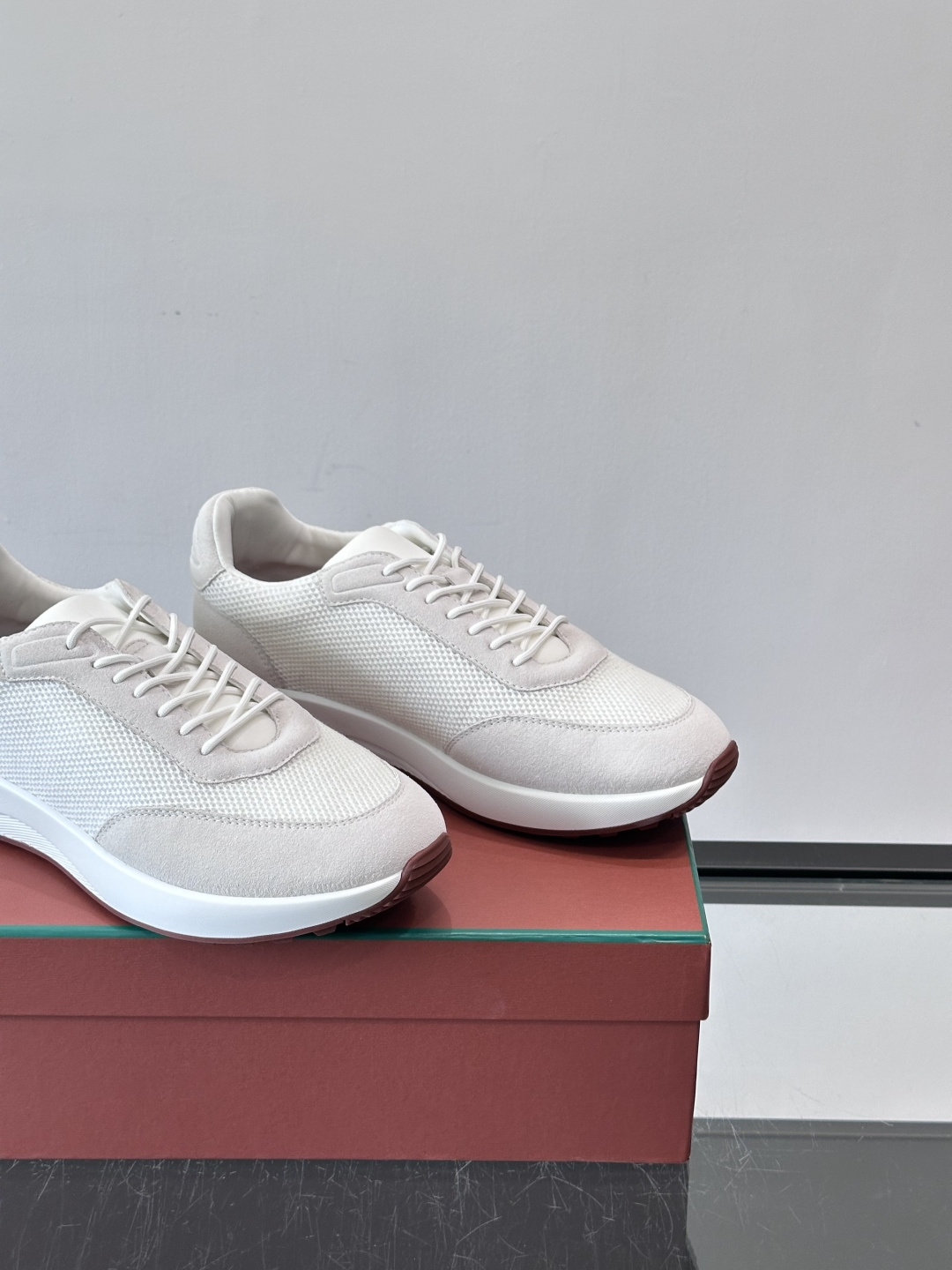 Loro Piana Week End Walk系列运动鞋，采用独家Pecora Nera®黑羊毛，原料